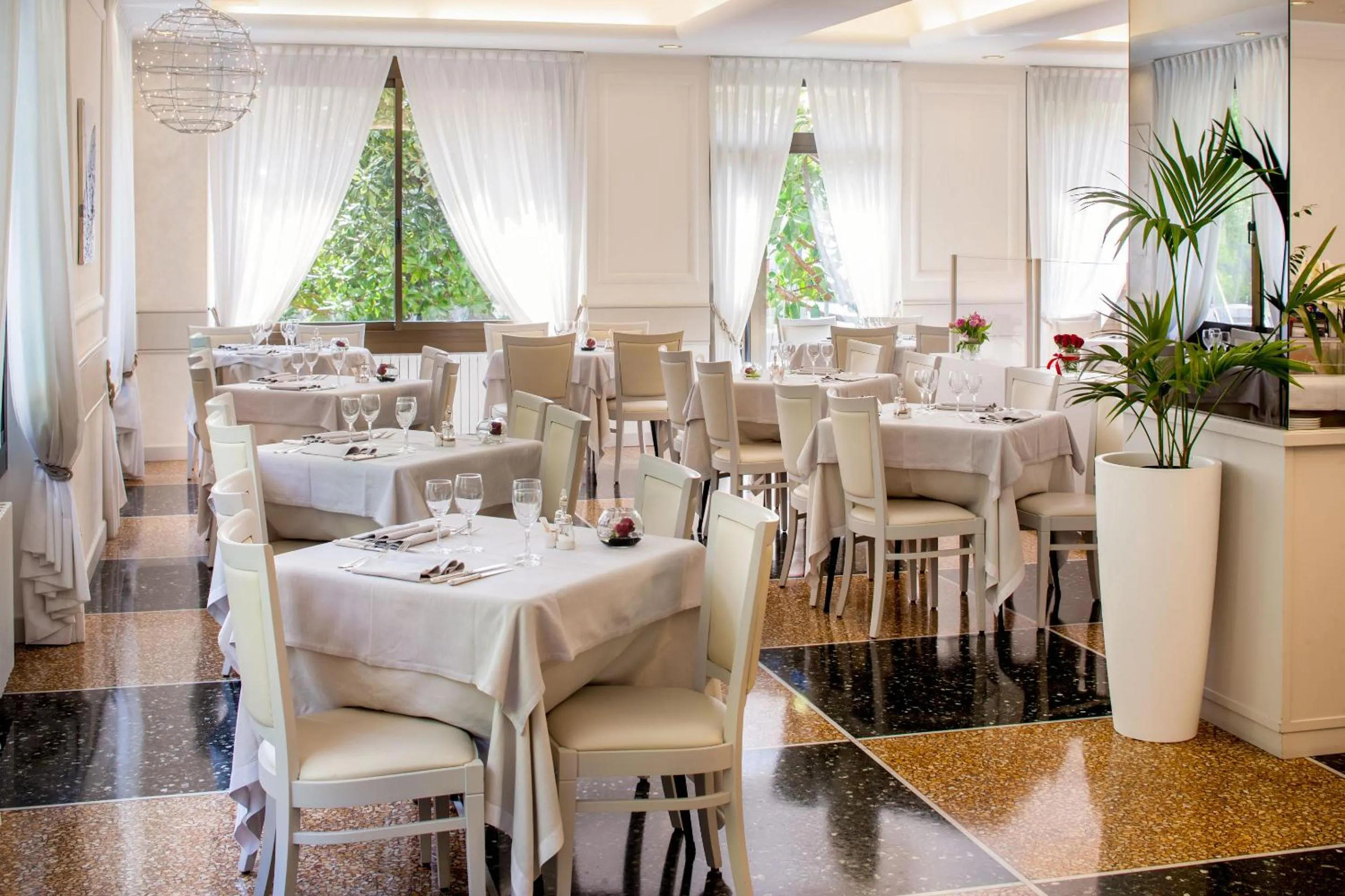Restaurant/places to eat in Hotel Mediterraneo