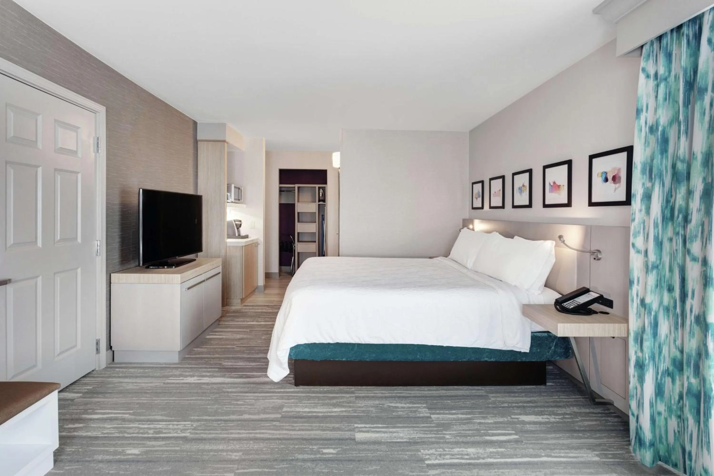 Bedroom, Bed in Hilton Garden Inn Evanston