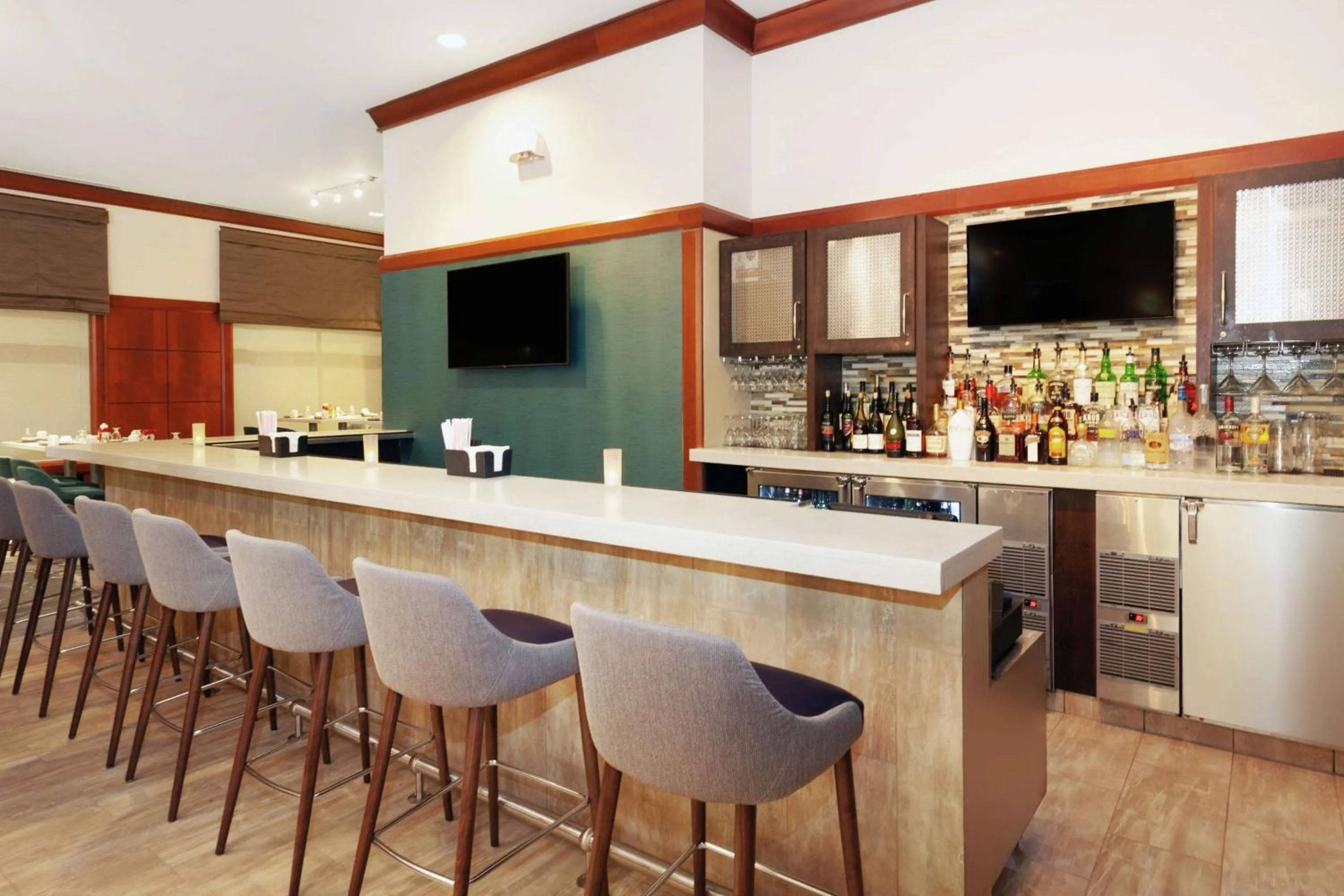 Lounge or bar in Hilton Garden Inn Evanston