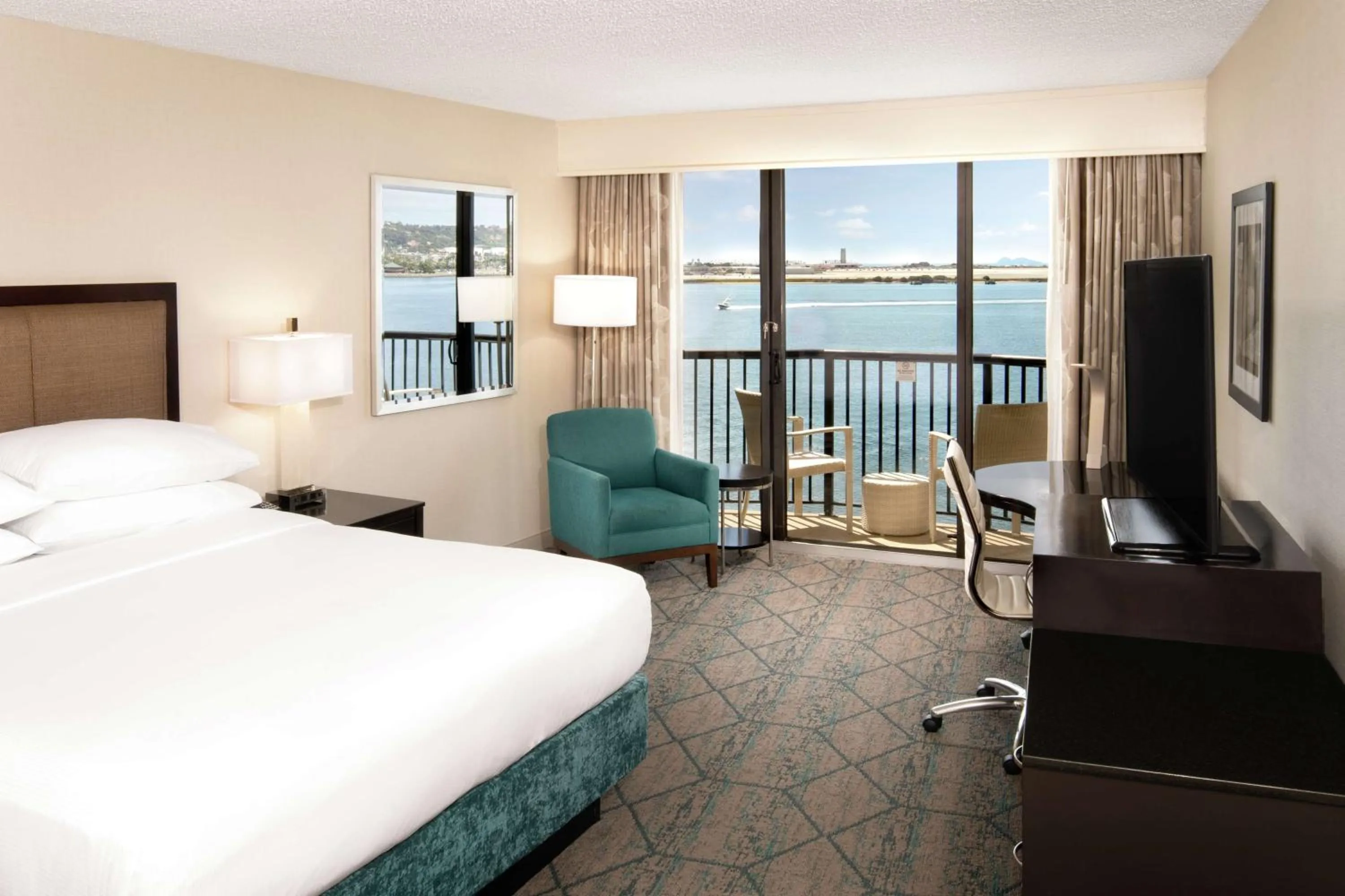 Bedroom, Bed in Hilton San Diego Airport/Harbor Island