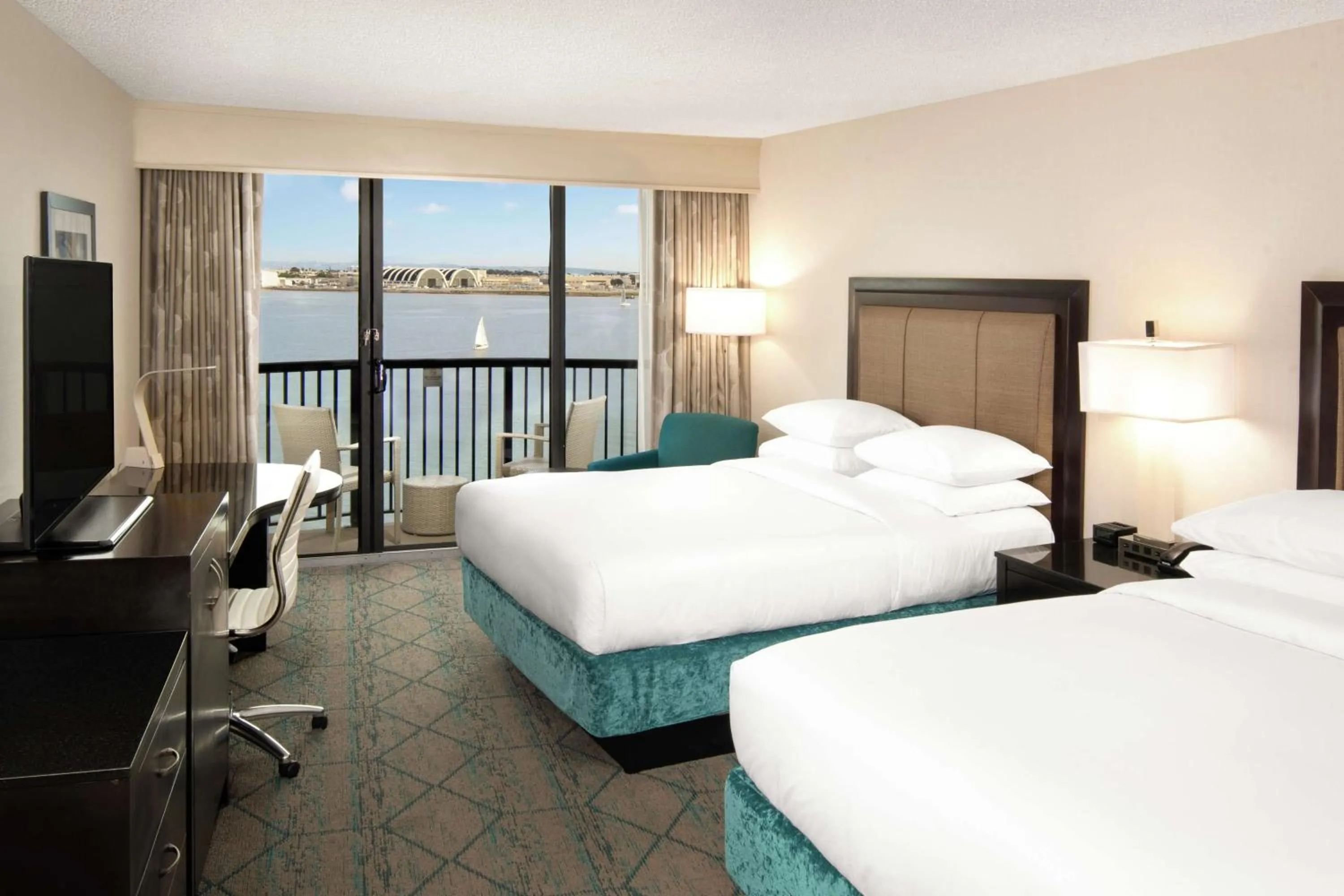 Bedroom, Bed in Hilton San Diego Airport/Harbor Island