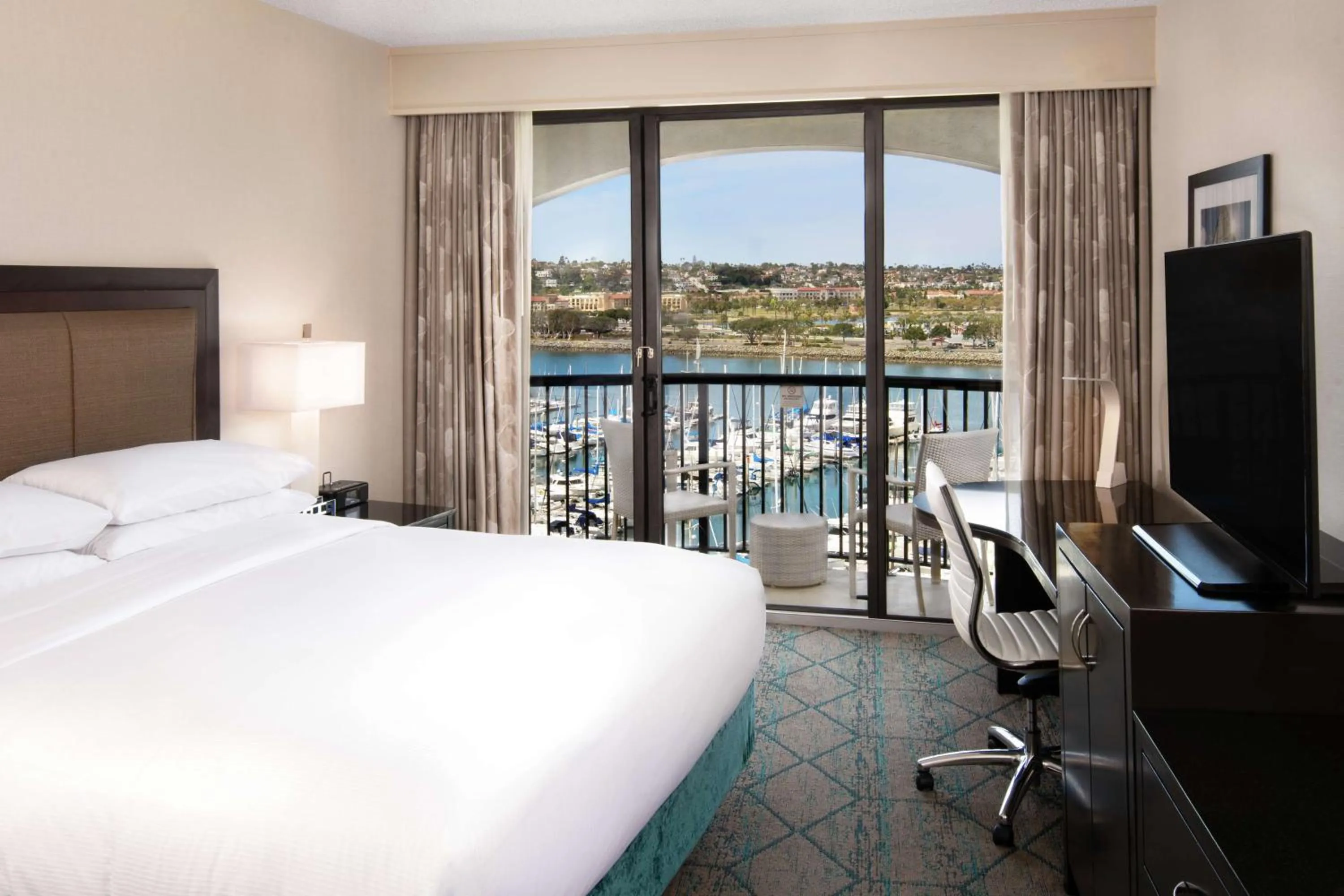 Bedroom, Bed in Hilton San Diego Airport/Harbor Island