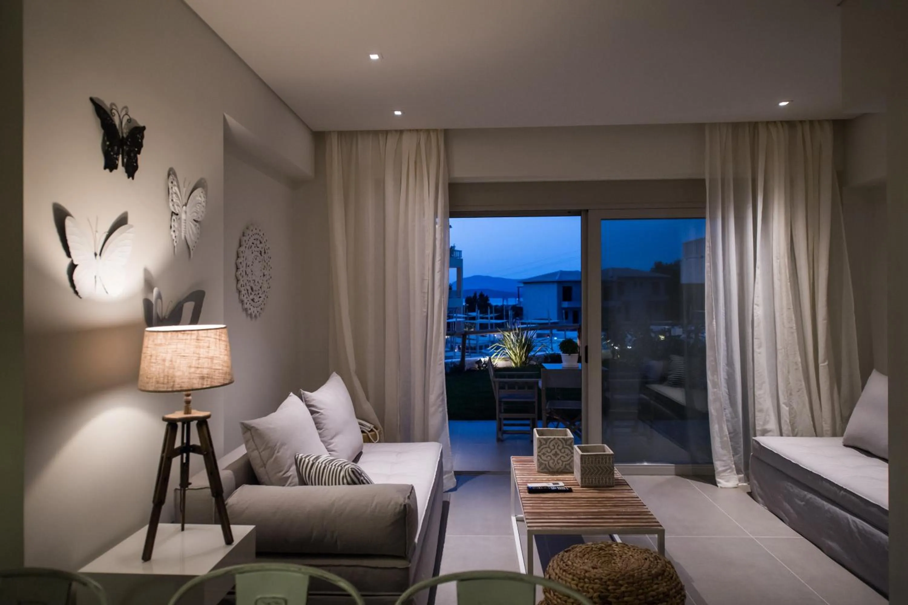 Photo of the whole room, Bed in Crystal Waters