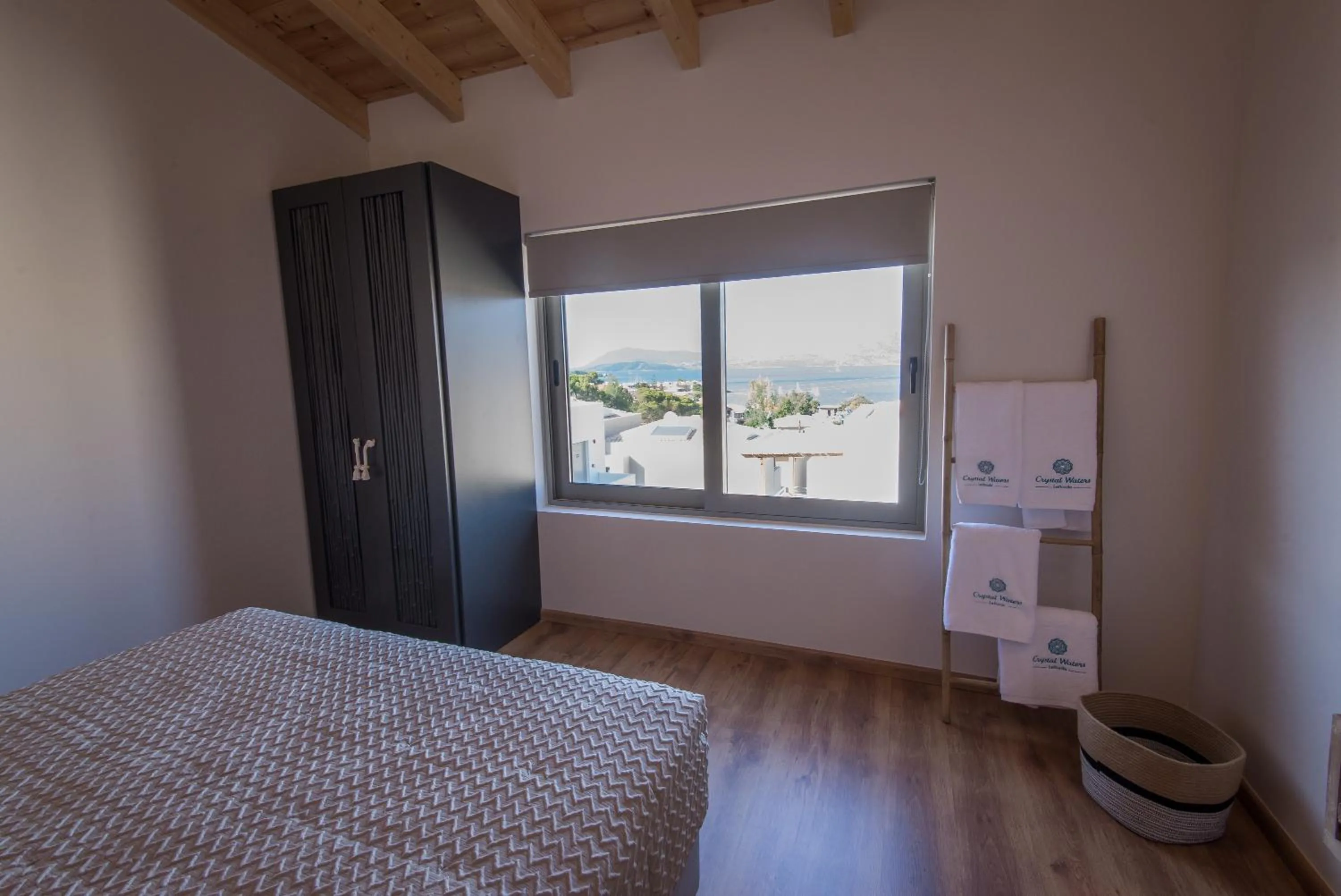 Photo of the whole room, Bed in Crystal Waters