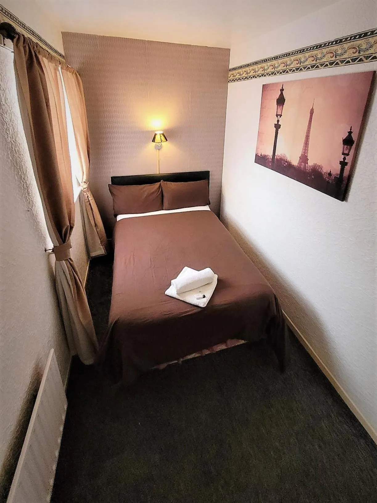 Bed in The Woodland Hotel