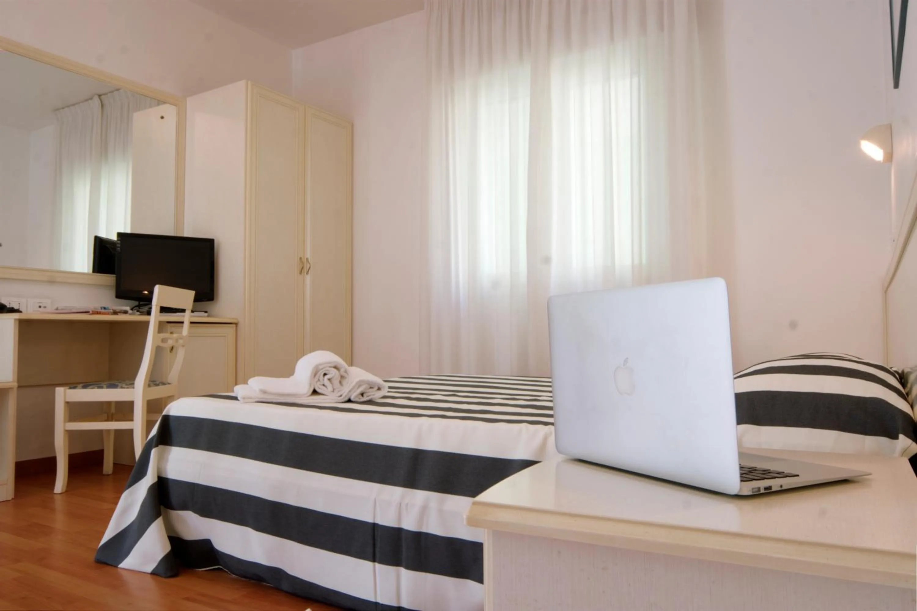 Photo of the whole room, Bed in Residence Divina