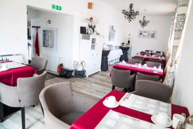 Restaurant/places to eat in Pension & Restaurant La Amalia