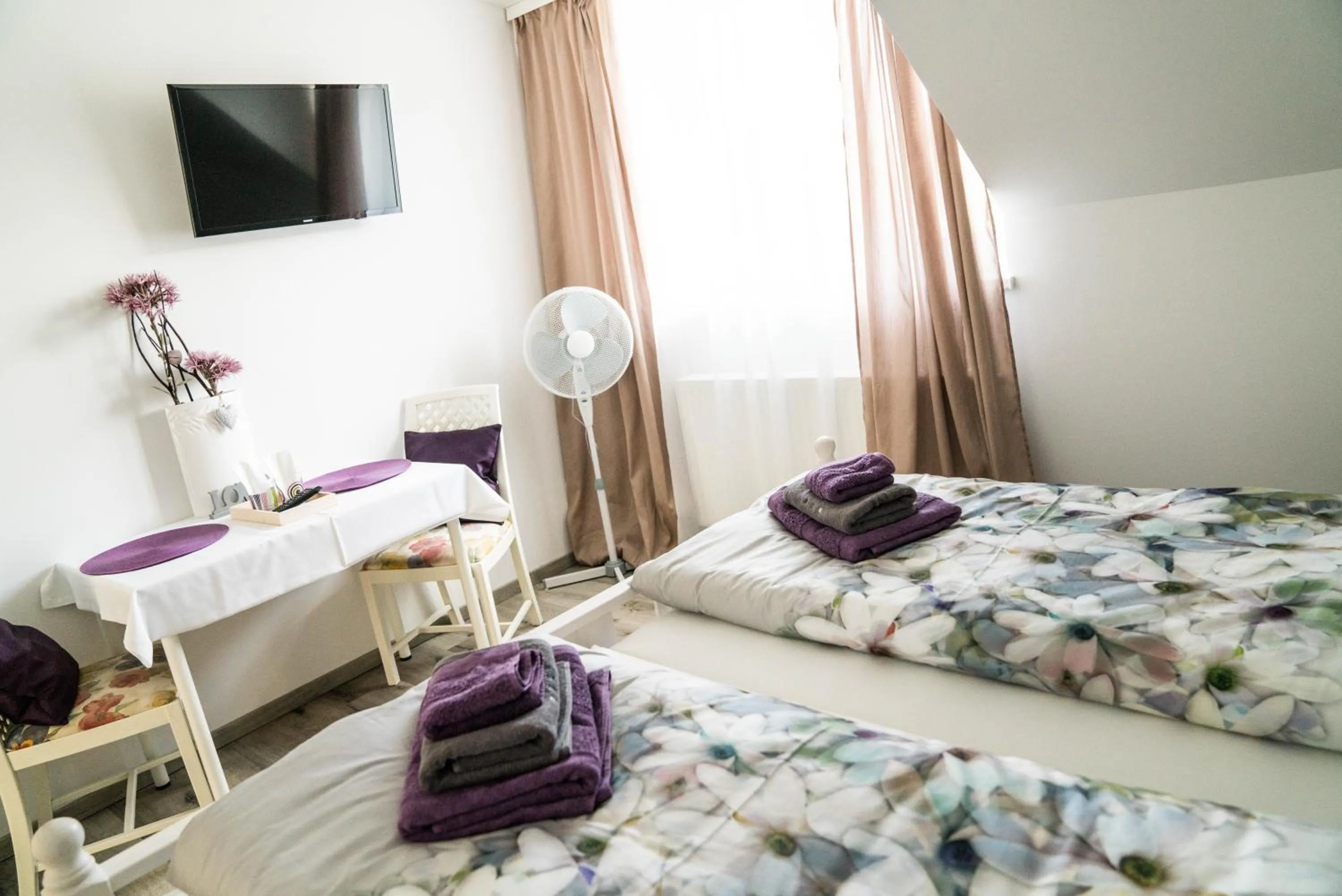 Dining area, Bed in Pension & Restaurant La Amalia