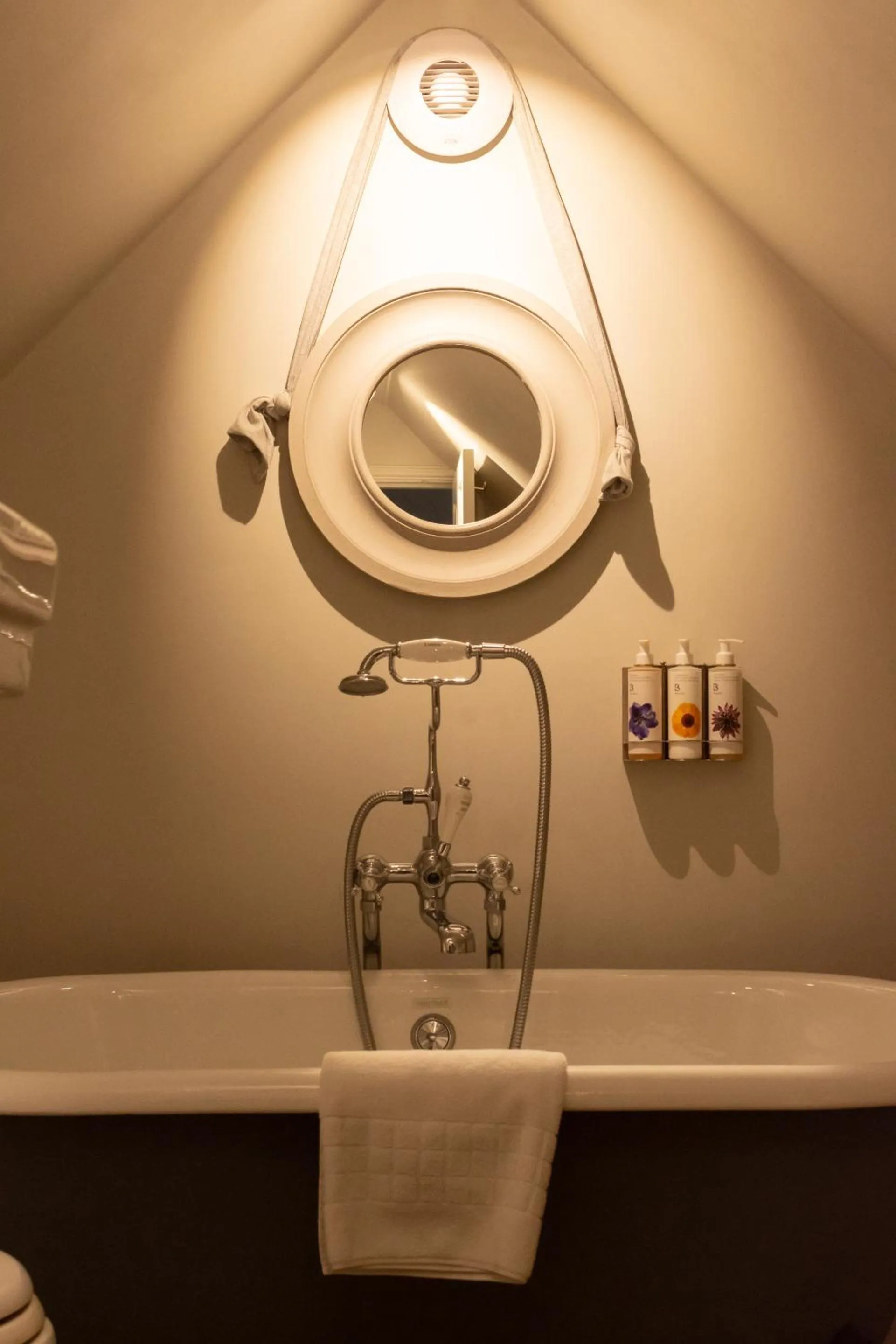 Bathroom in New Inn at Coln