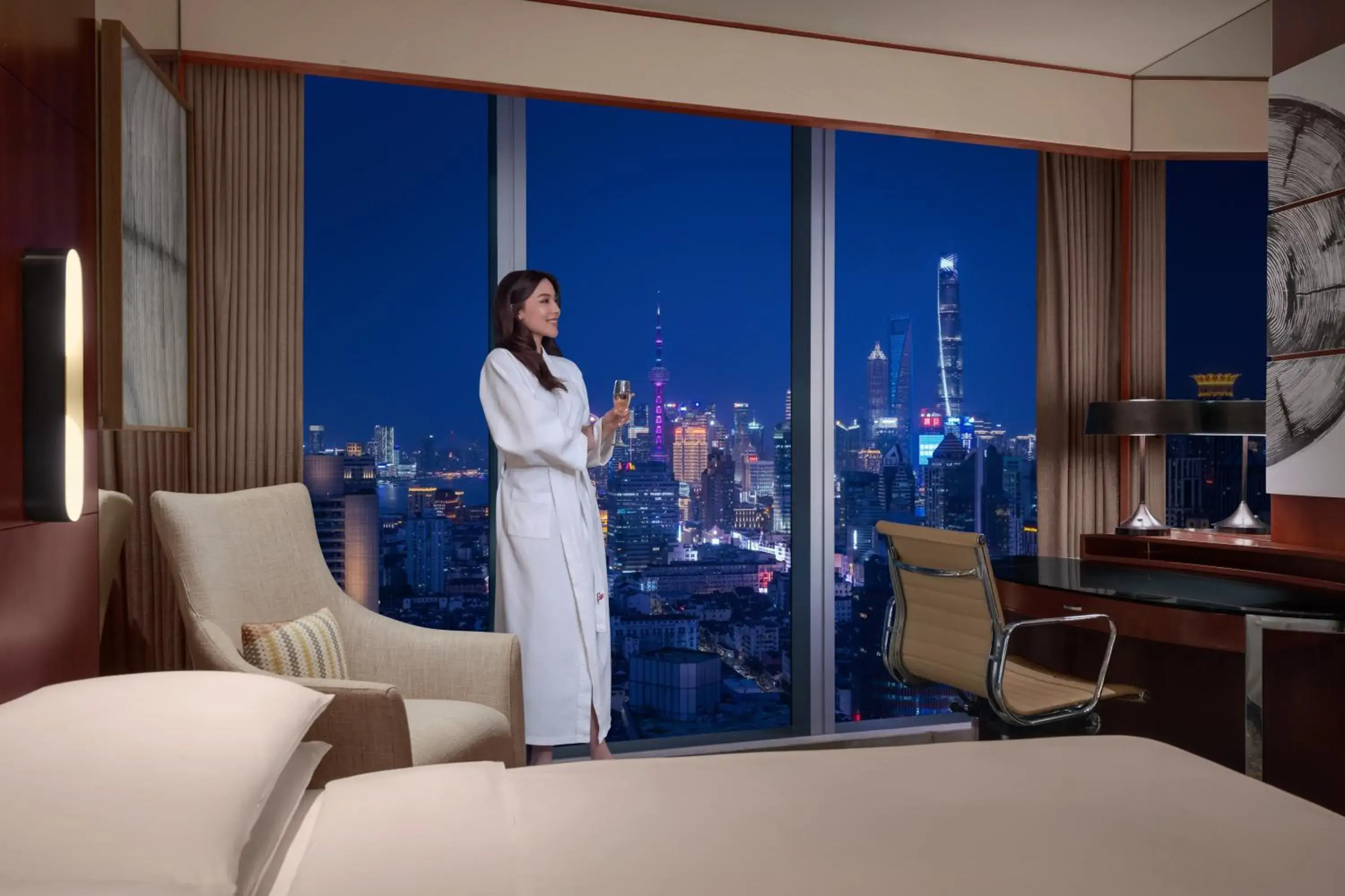 Executive King Room with Bund View - Club Lounge Access in Shanghai Marriott Marquis City Centre Executive King Room with Bund View - Club Lounge Access in Shanghai Marriott Marquis City Centre