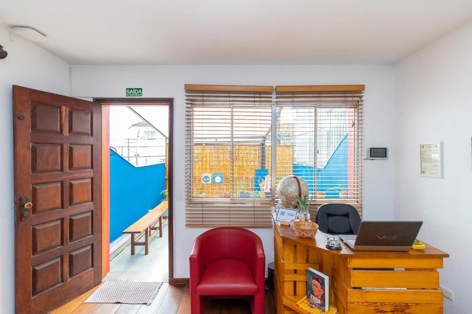 Communal lounge/ TV room in Hostel Casa Azul