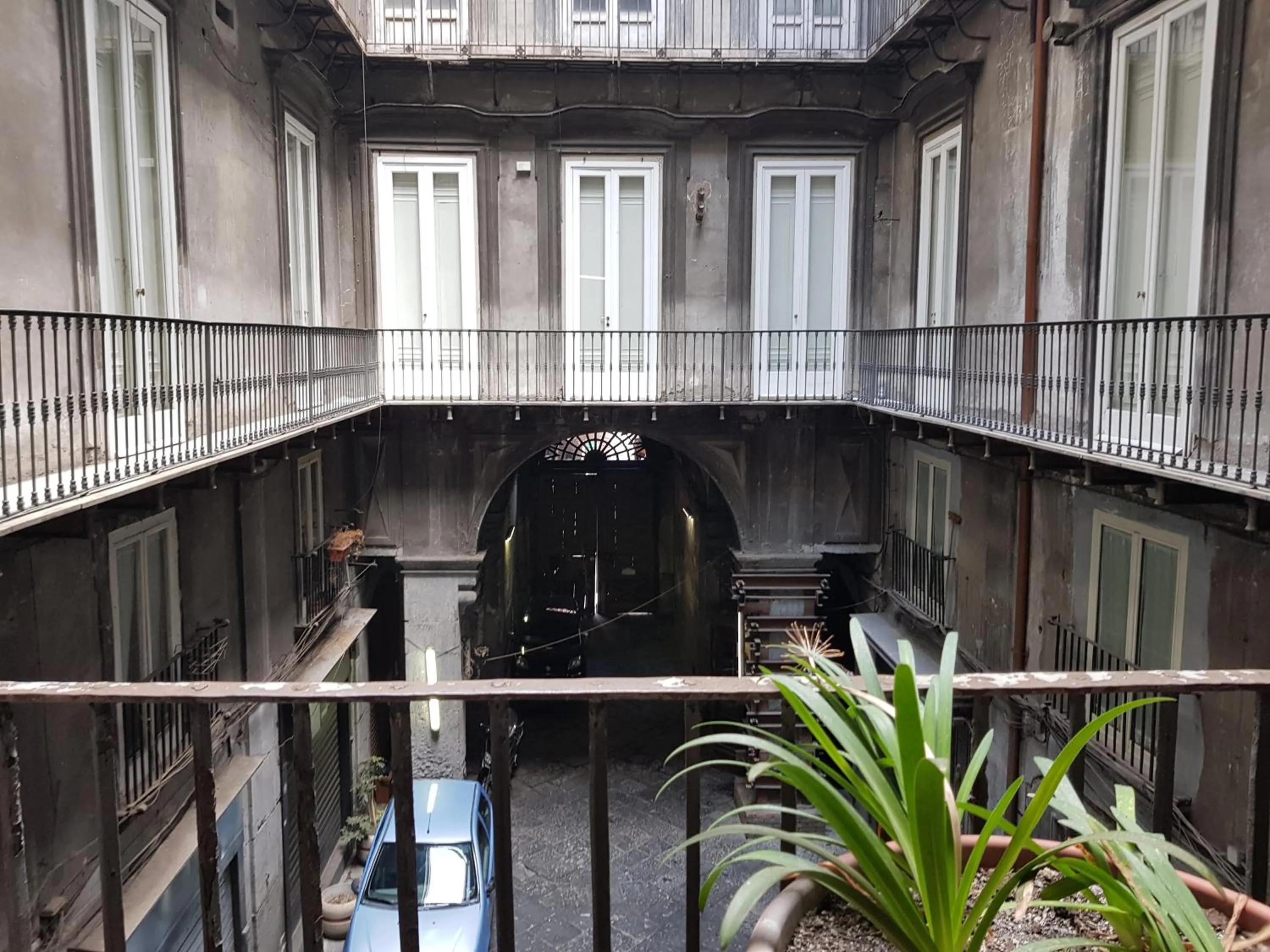 Facade/entrance in La Bella Napoli B&B