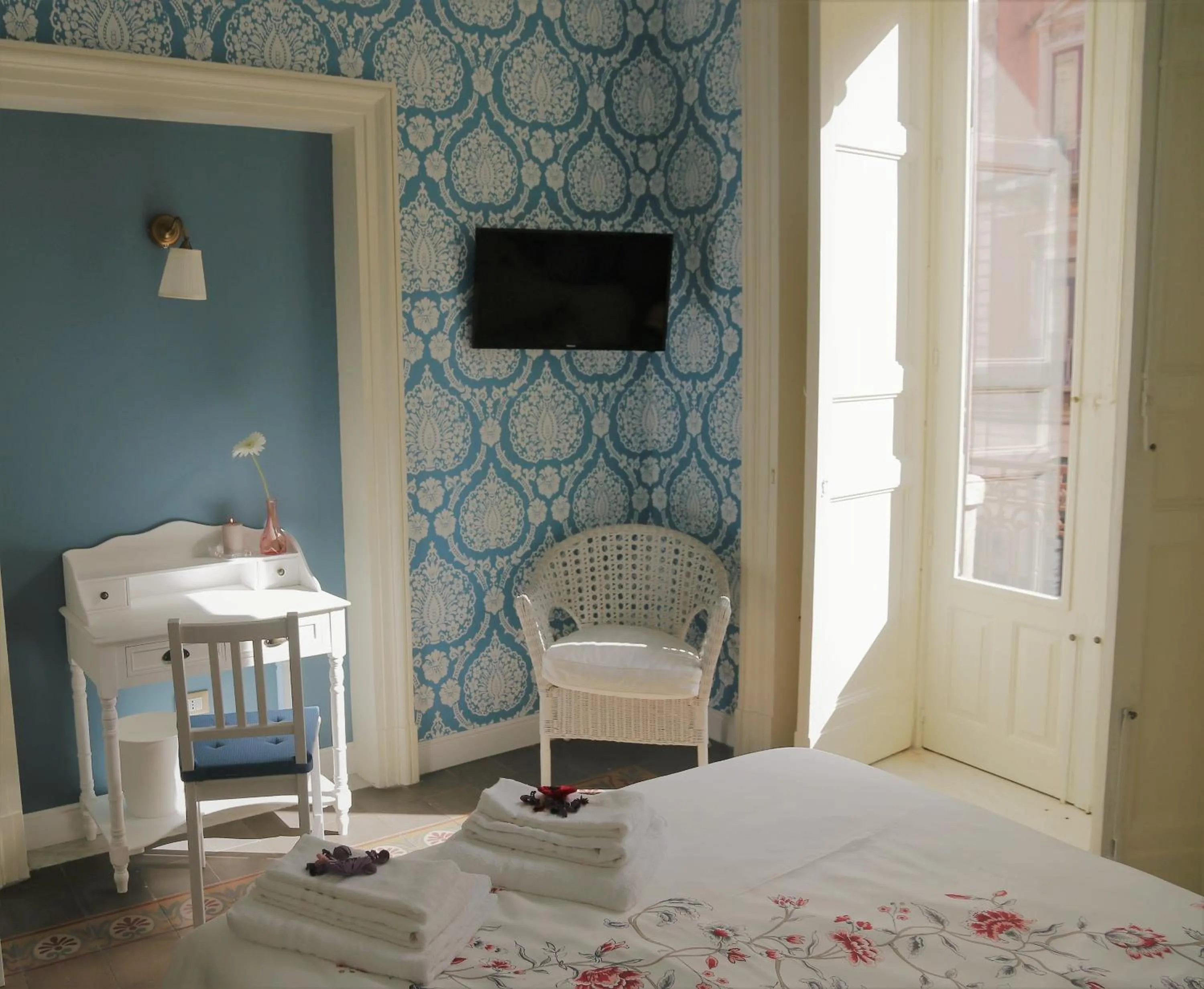 TV and multimedia, Bed in Aitna B&B