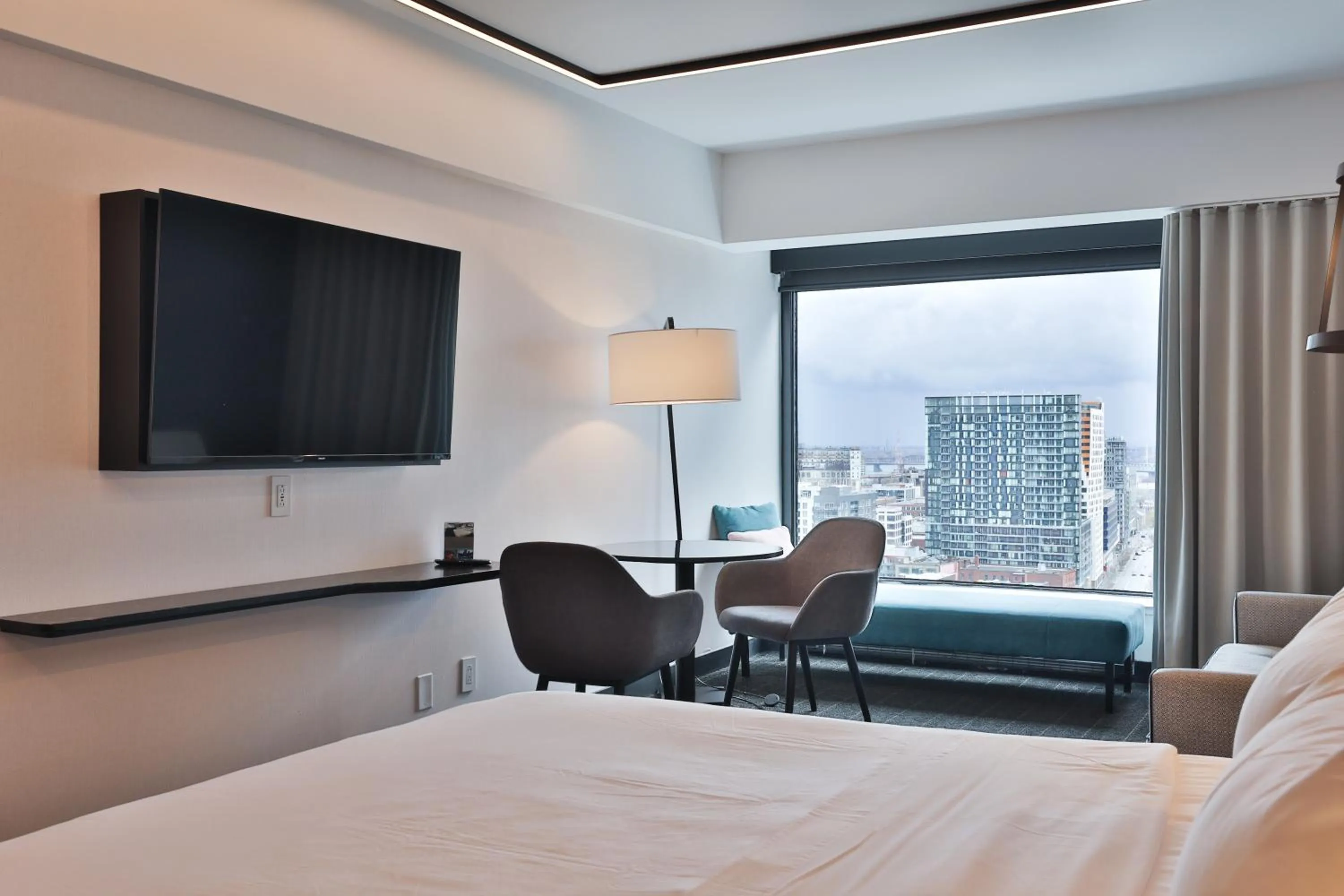 Photo of the whole room, Bed in Hotel Bonaventure Montreal