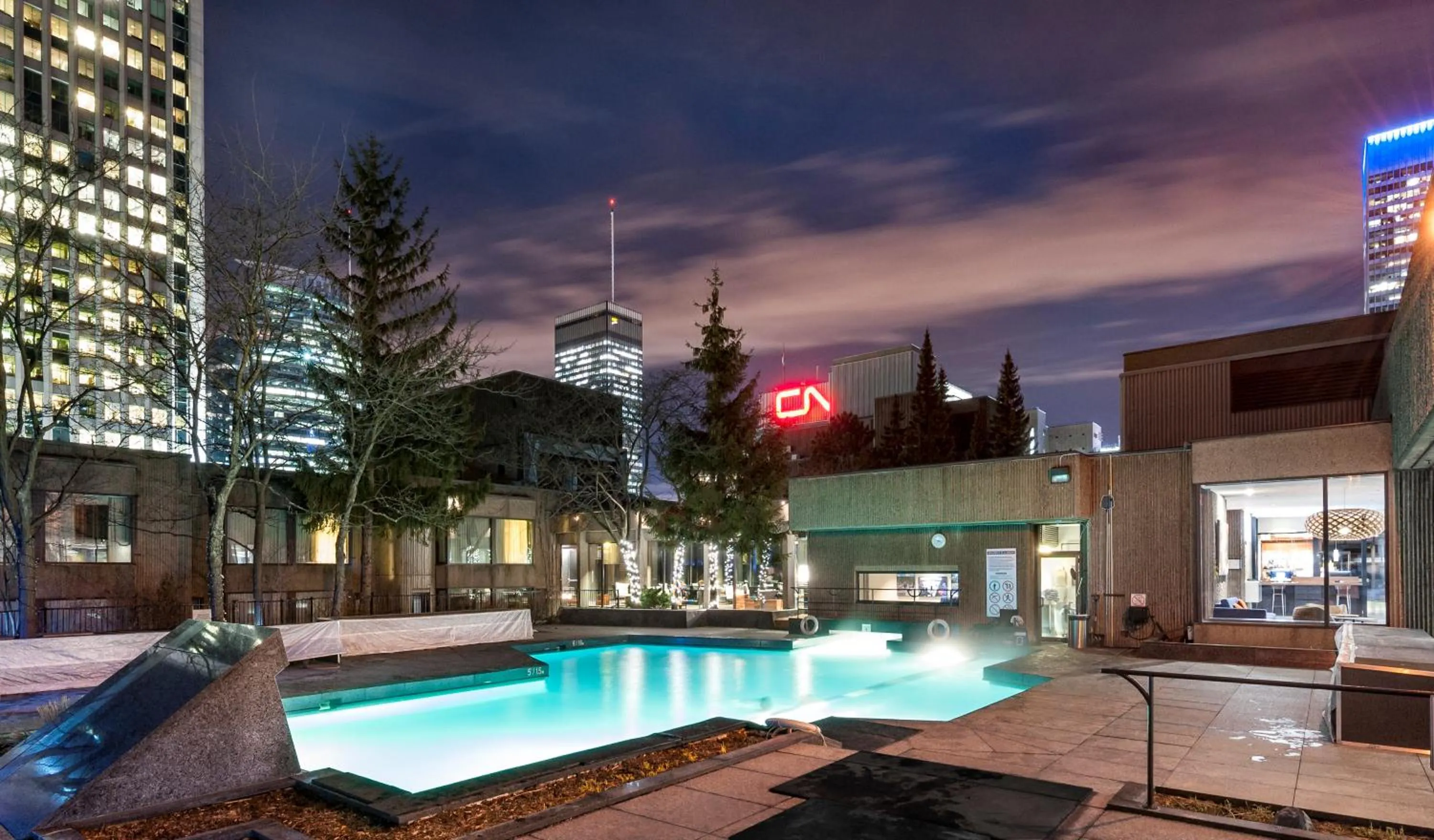 Swimming pool in Hotel Bonaventure Montreal