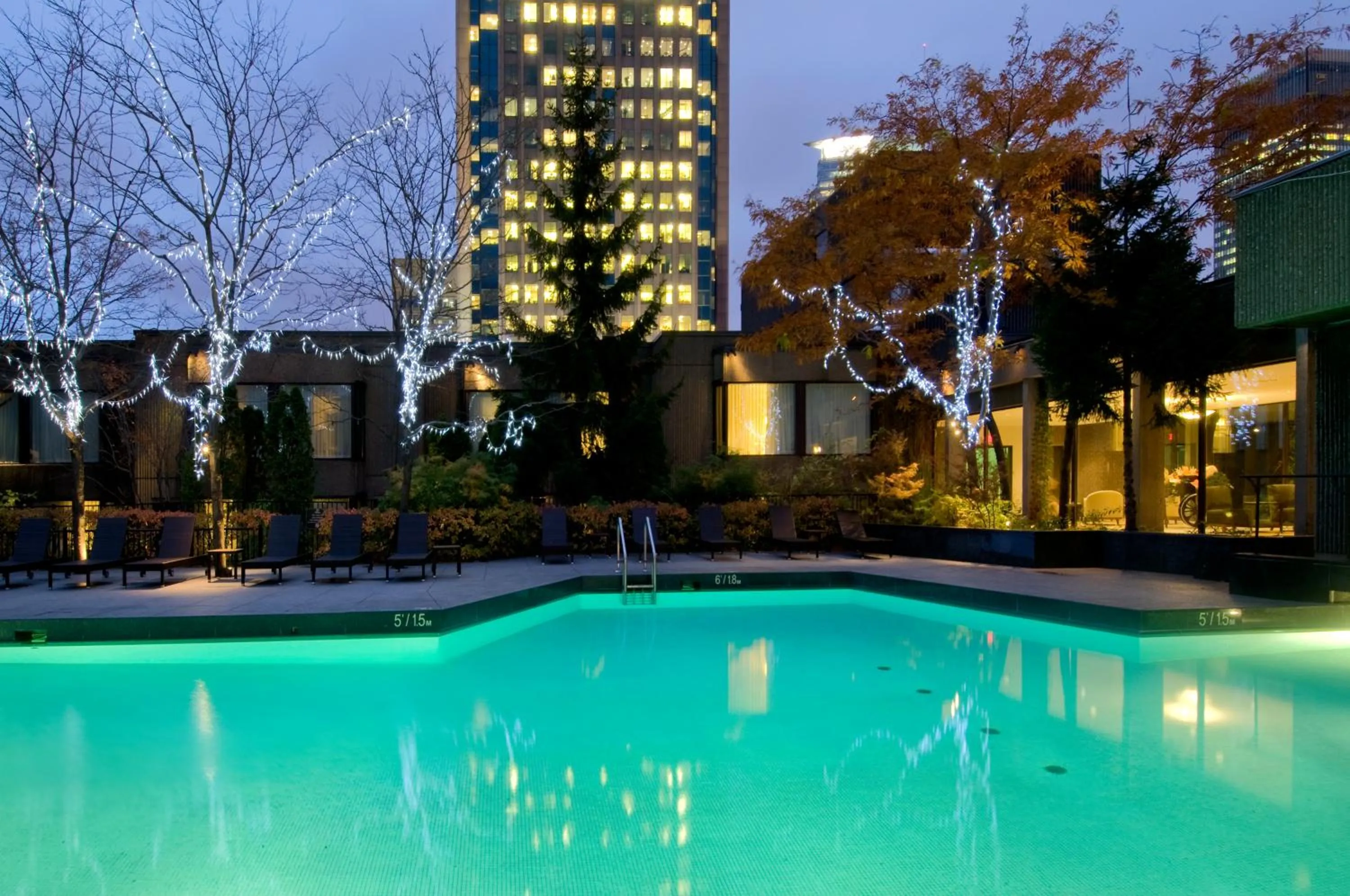 Swimming pool in Hotel Bonaventure Montreal