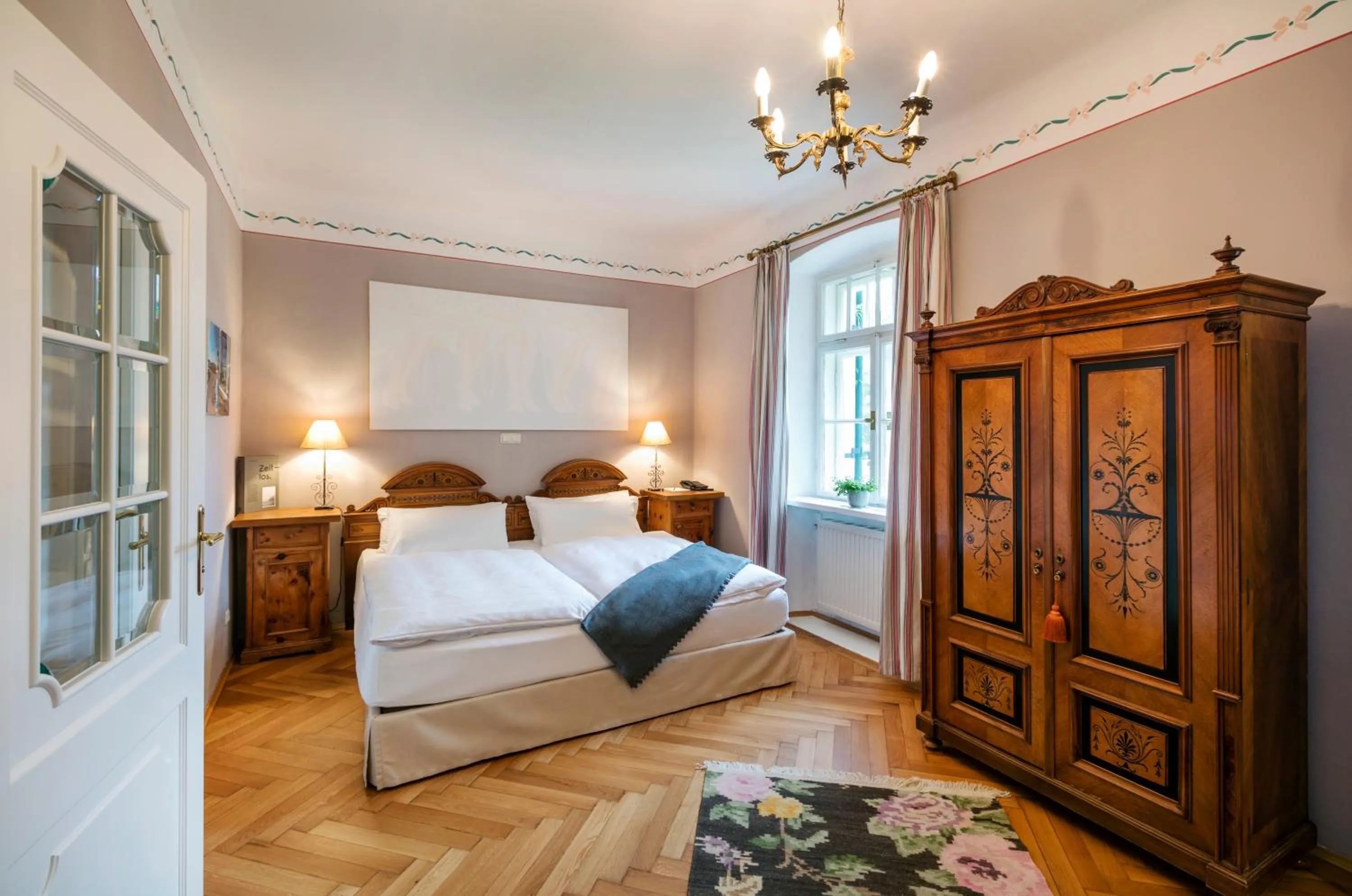 Bed in TAUROA Landhaus zu Appesbach