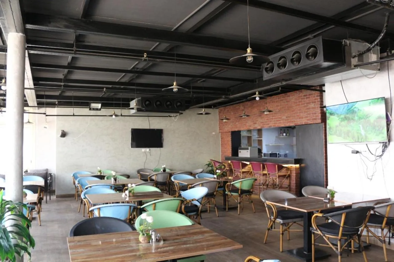 Restaurant/places to eat in Pharaohs Hotel