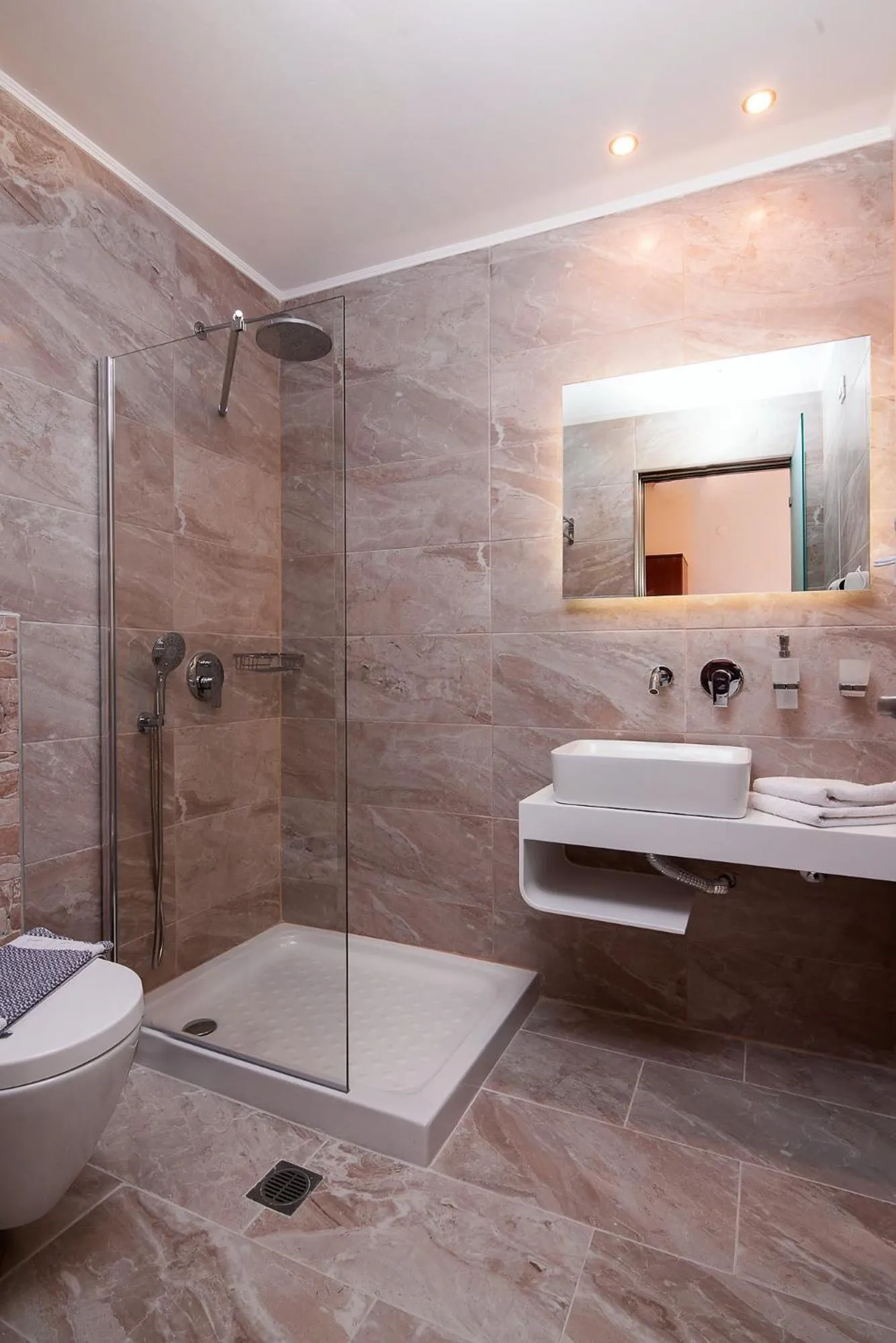 Shower in Hotel Diamond