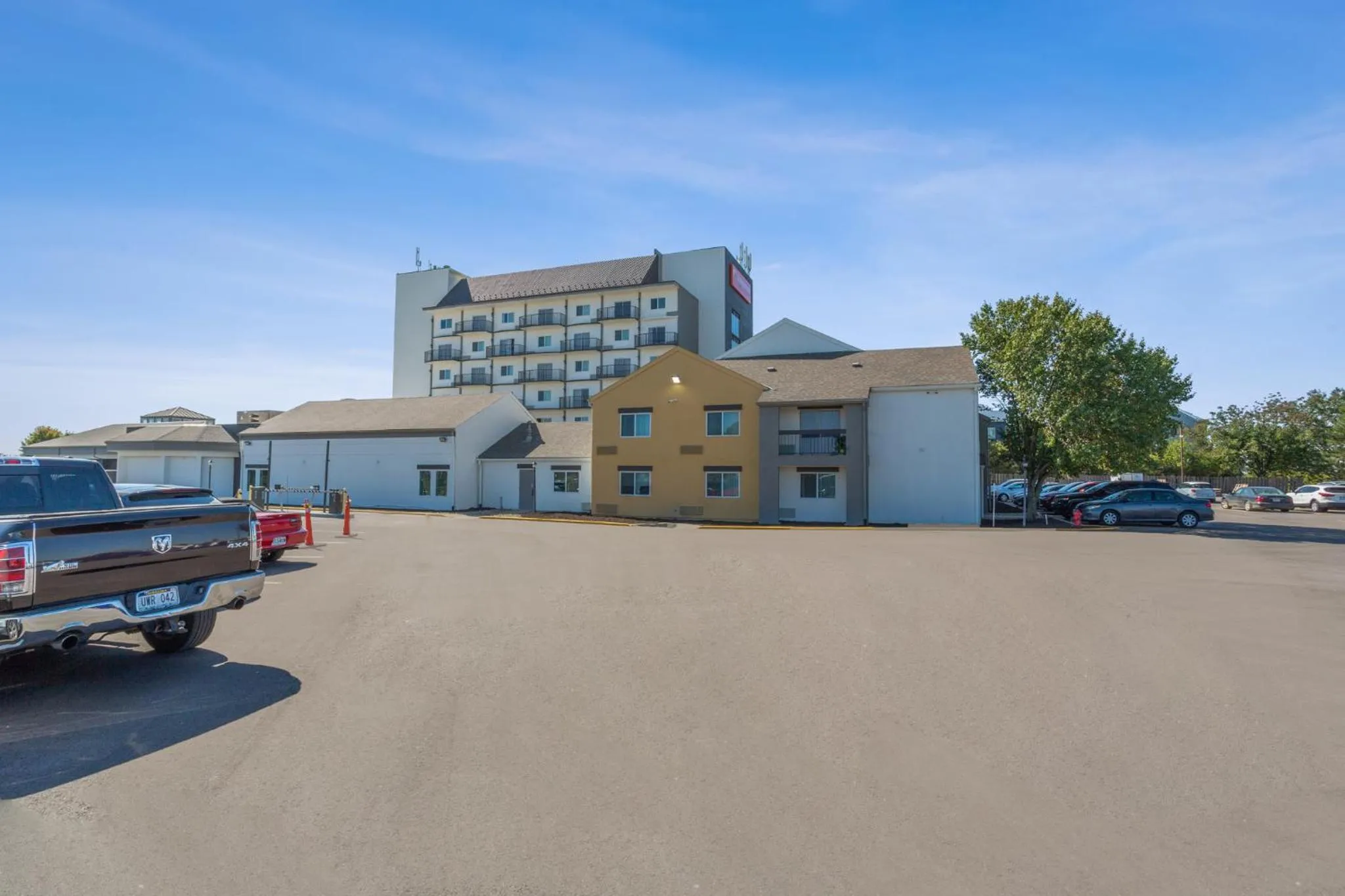 Parking in Orangewood Inn & Suites Kansas City Airport