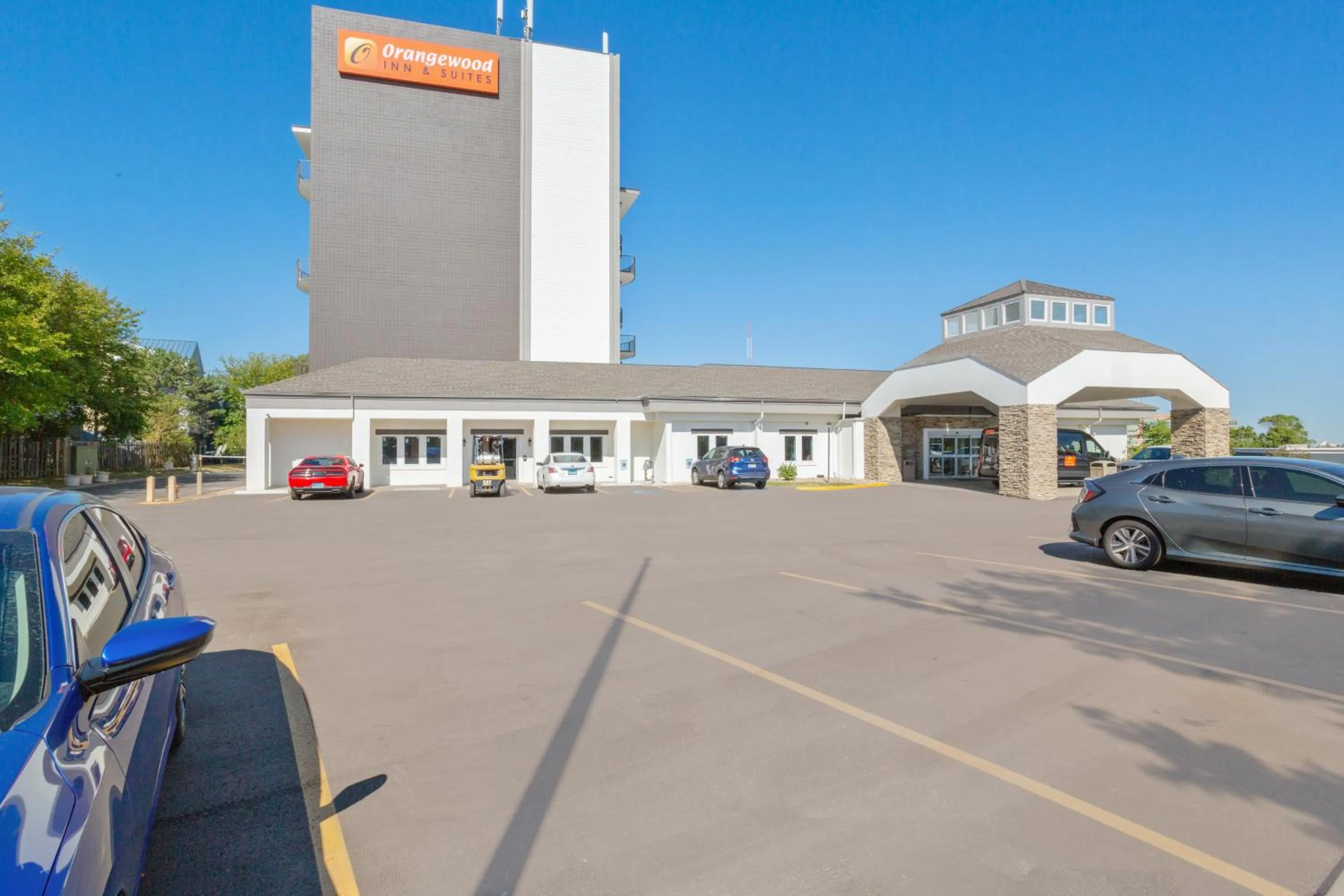 Parking in Orangewood Inn & Suites Kansas City Airport