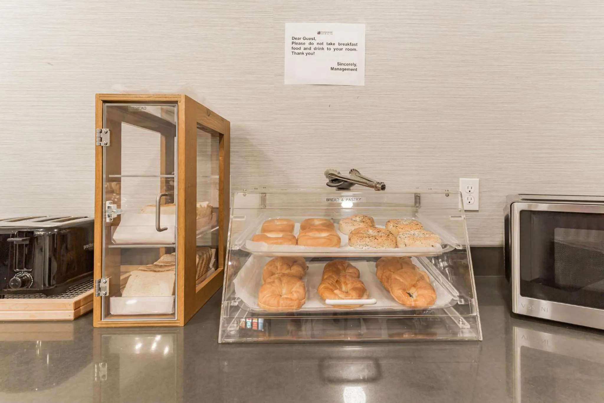 Breakfast in Orangewood Inn & Suites Kansas City Airport