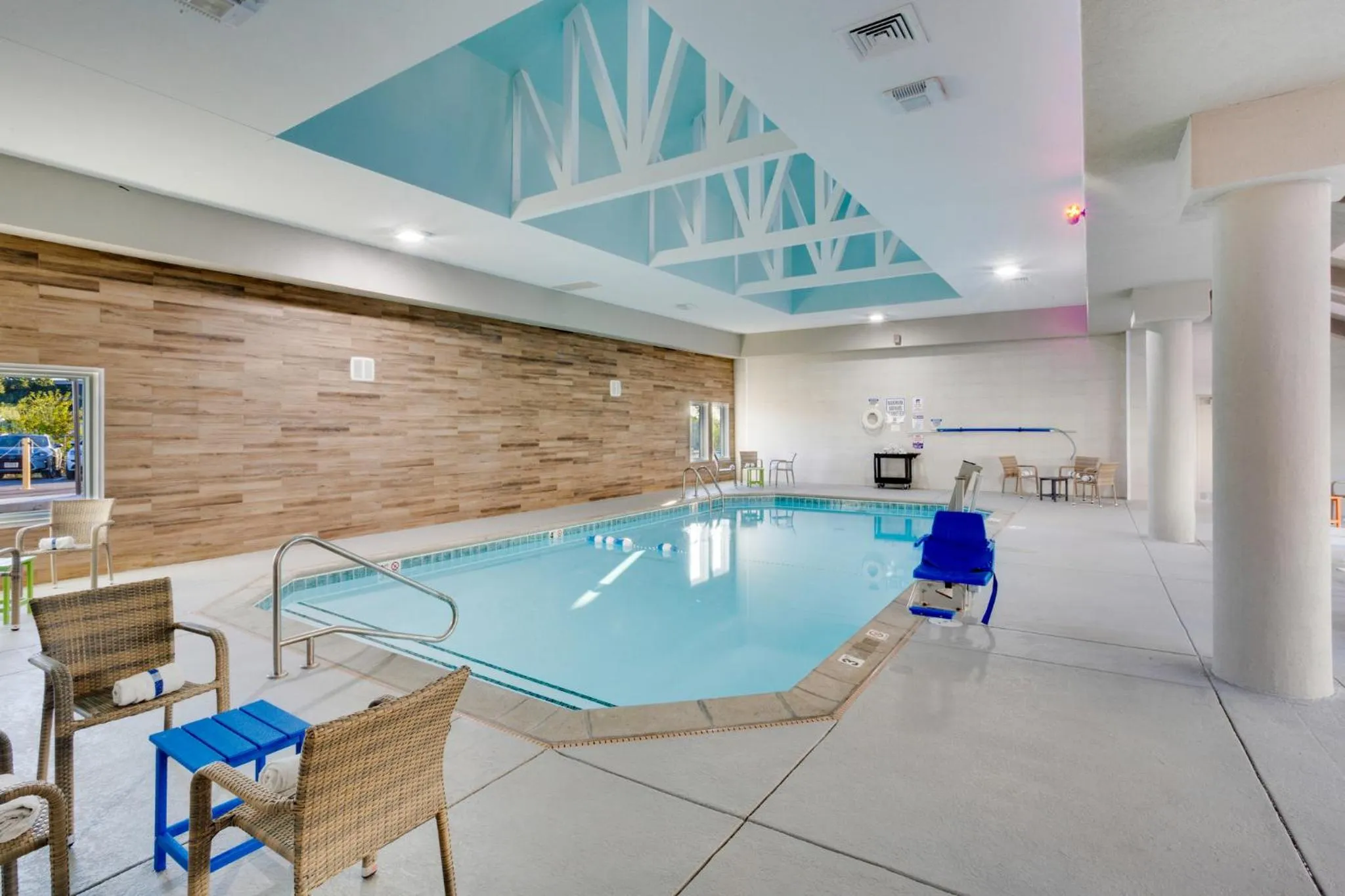 Swimming pool in Orangewood Inn & Suites Kansas City Airport
