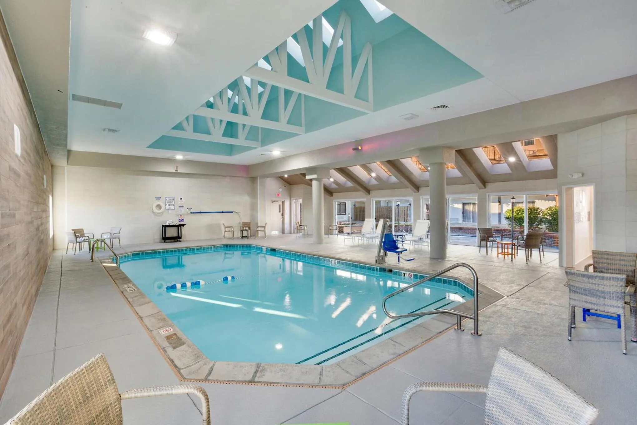 Swimming pool in Orangewood Inn & Suites Kansas City Airport