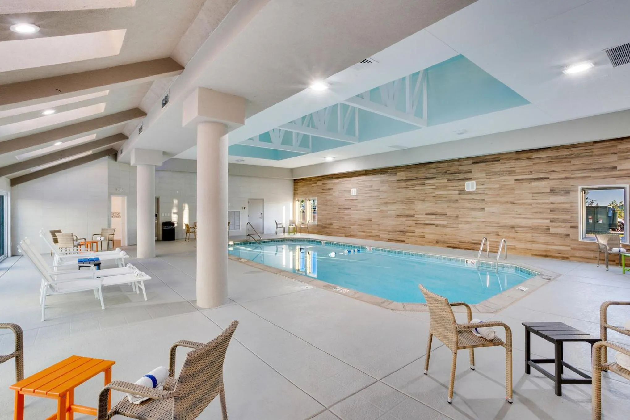 Swimming pool in Orangewood Inn & Suites Kansas City Airport