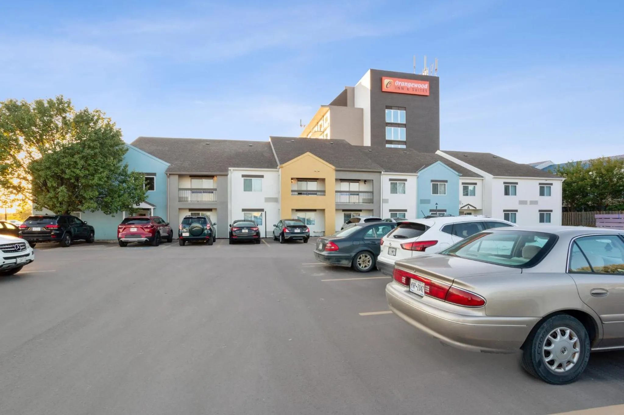 Parking in Orangewood Inn & Suites Kansas City Airport