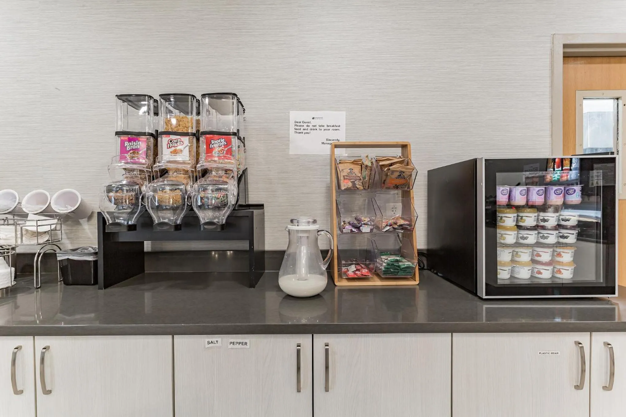 Breakfast in Orangewood Inn & Suites Kansas City Airport