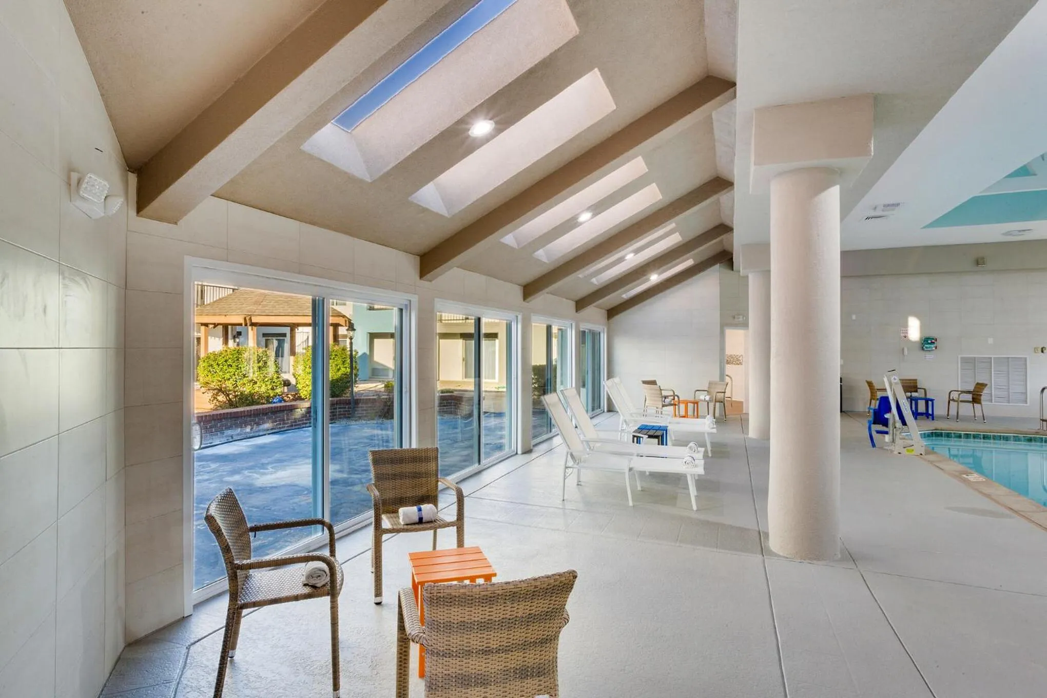 Swimming pool in Orangewood Inn & Suites Kansas City Airport