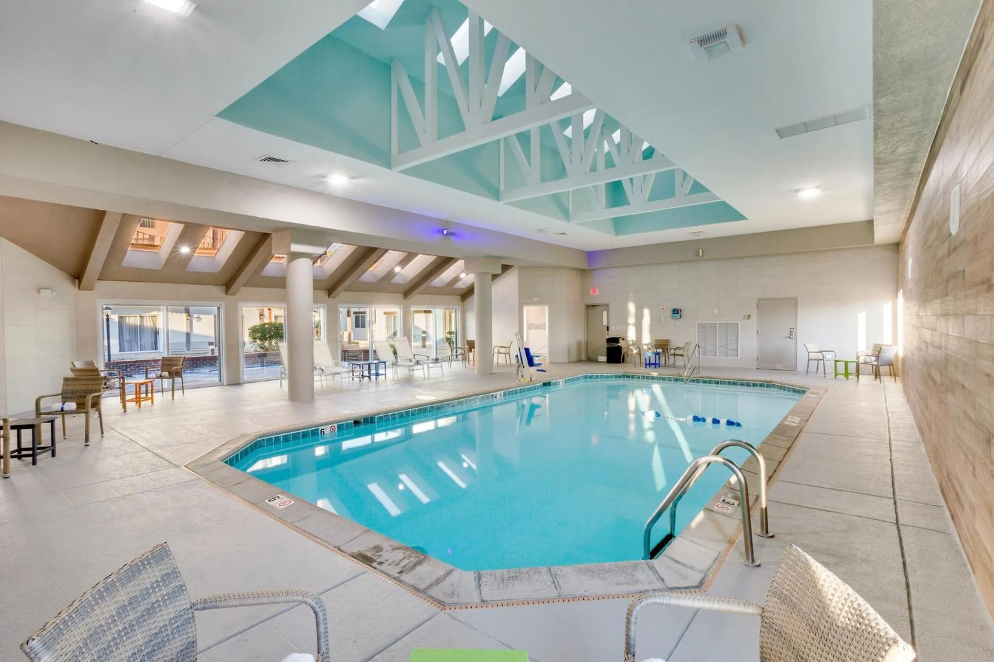 Swimming pool in Orangewood Inn & Suites Kansas City Airport