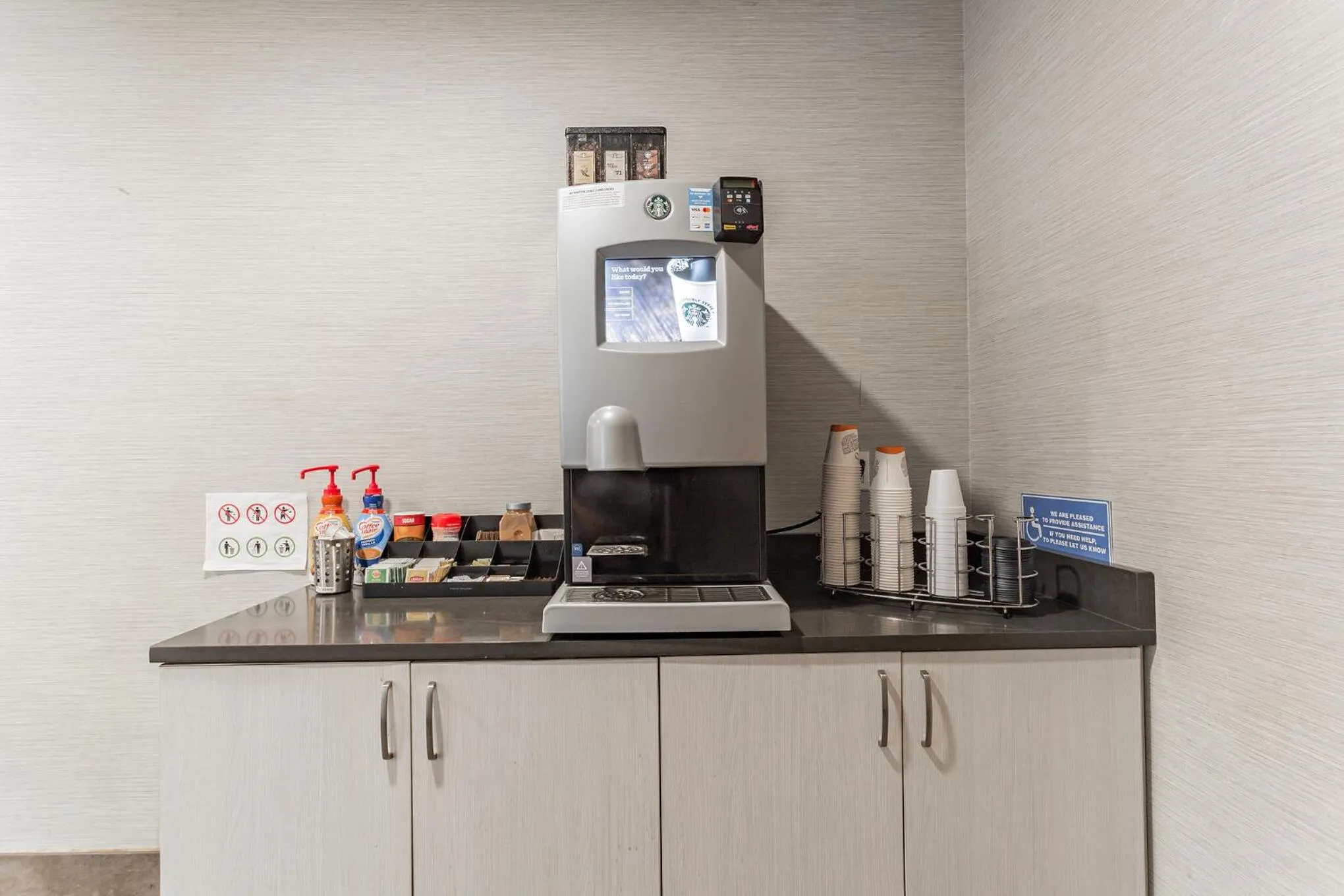 Coffee/tea facilities in Orangewood Inn & Suites Kansas City Airport