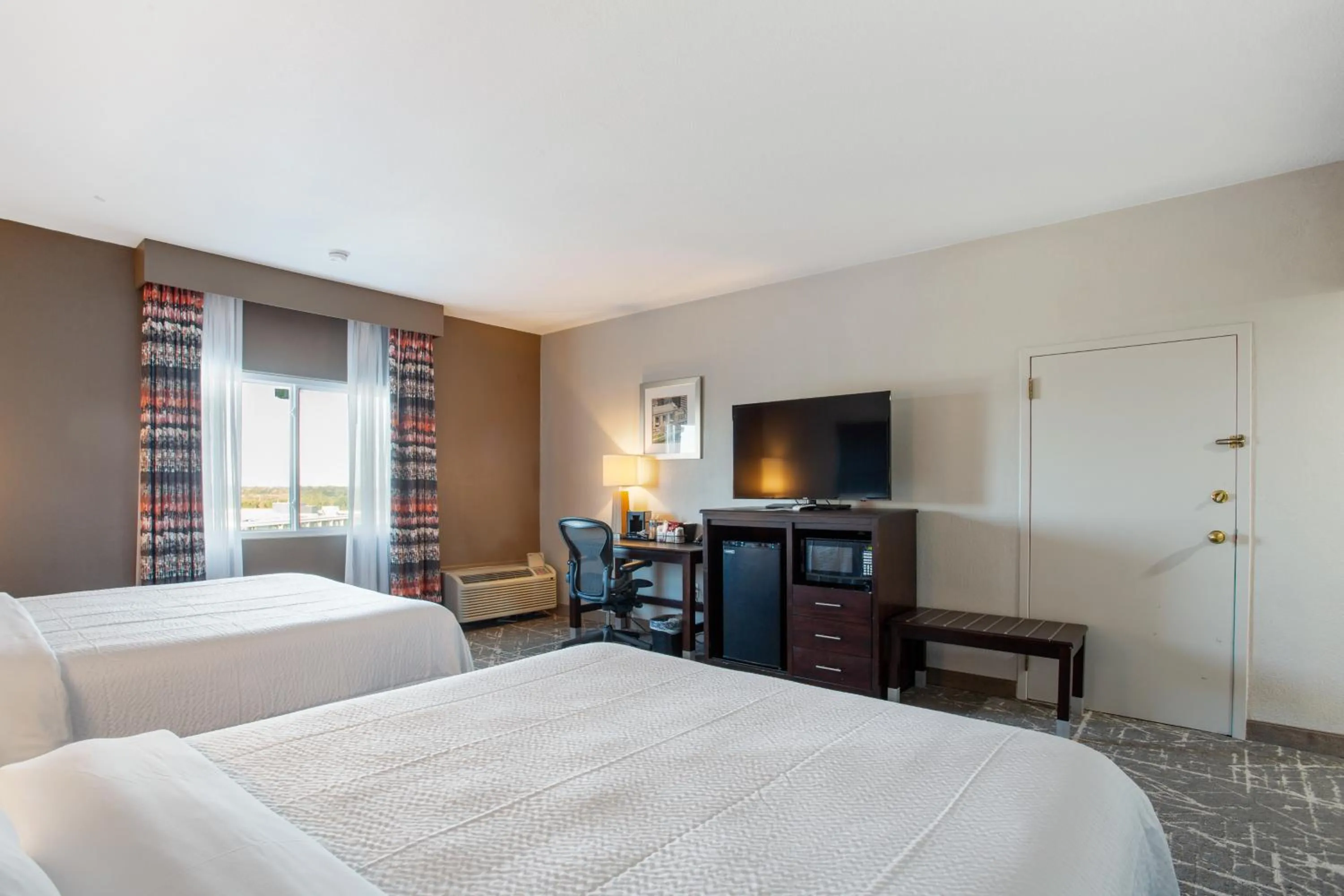 Photo of the whole room, Bed in Orangewood Inn & Suites Kansas City Airport