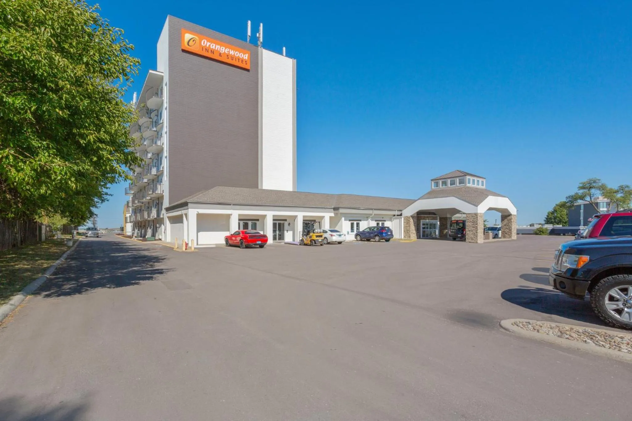 Property building in Orangewood Inn & Suites Kansas City Airport