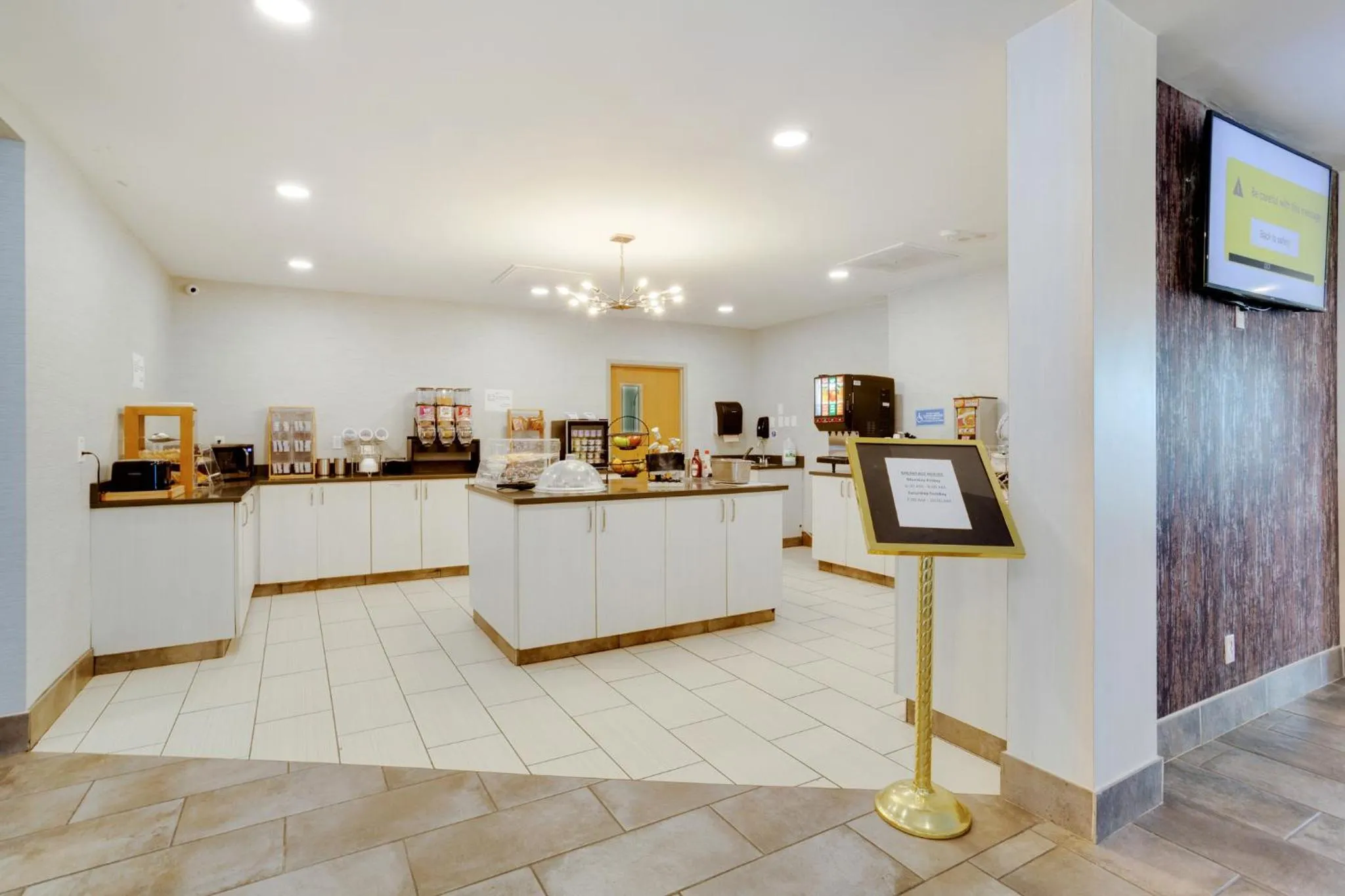 Breakfast in Orangewood Inn & Suites Kansas City Airport