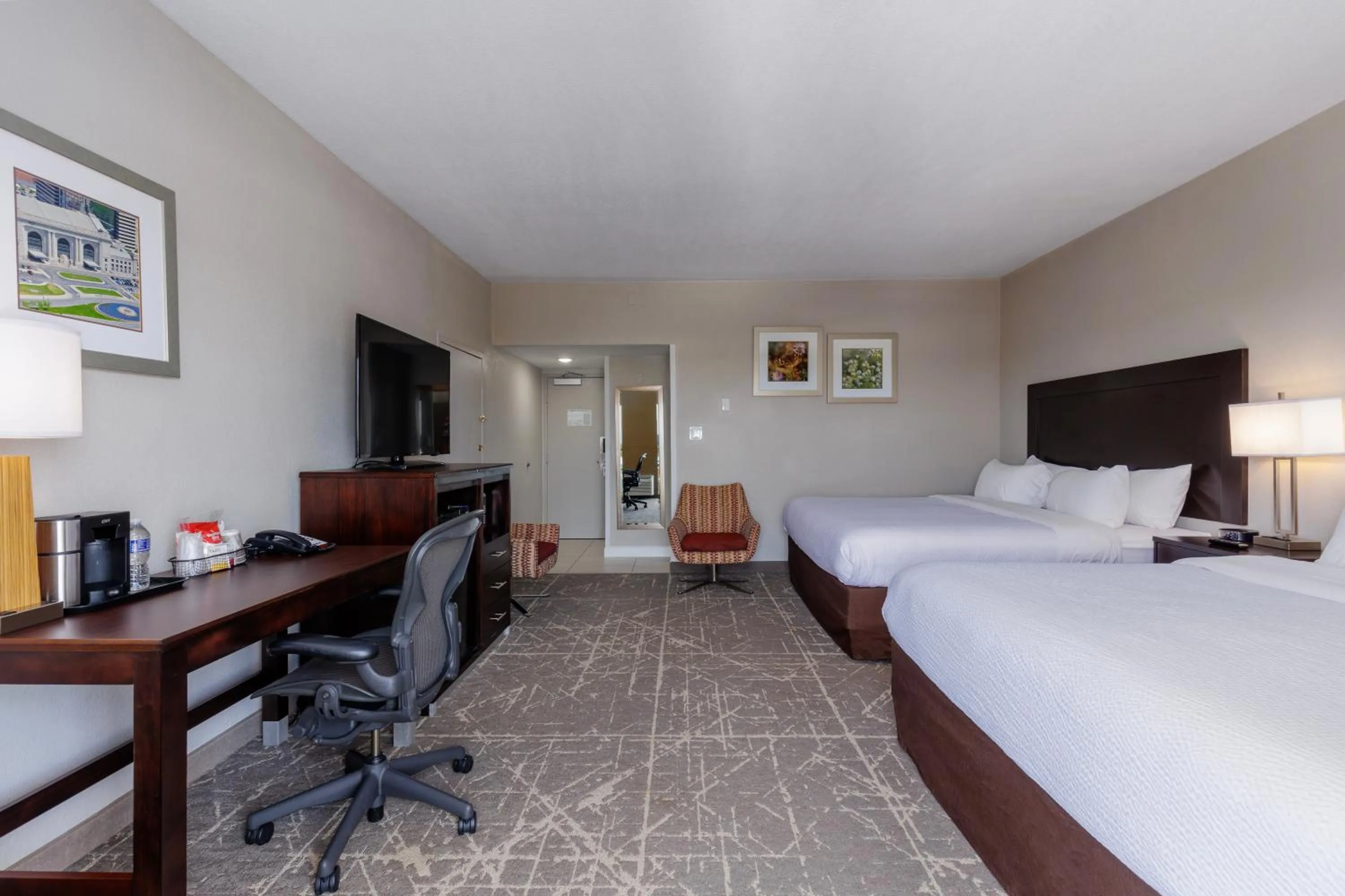 Photo of the whole room, Bed in Orangewood Inn & Suites Kansas City Airport