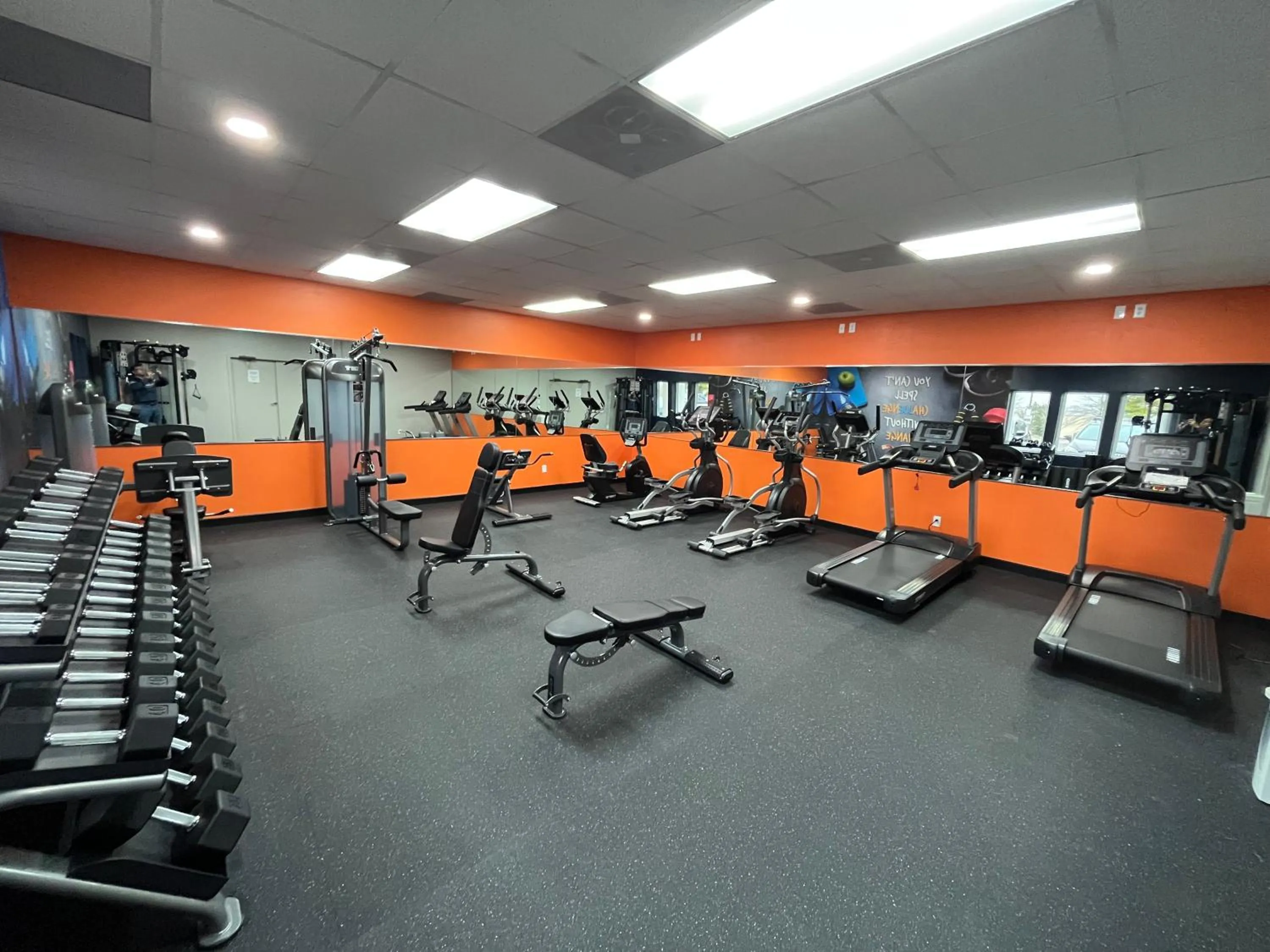 Fitness centre/facilities in Orangewood Inn & Suites Kansas City Airport