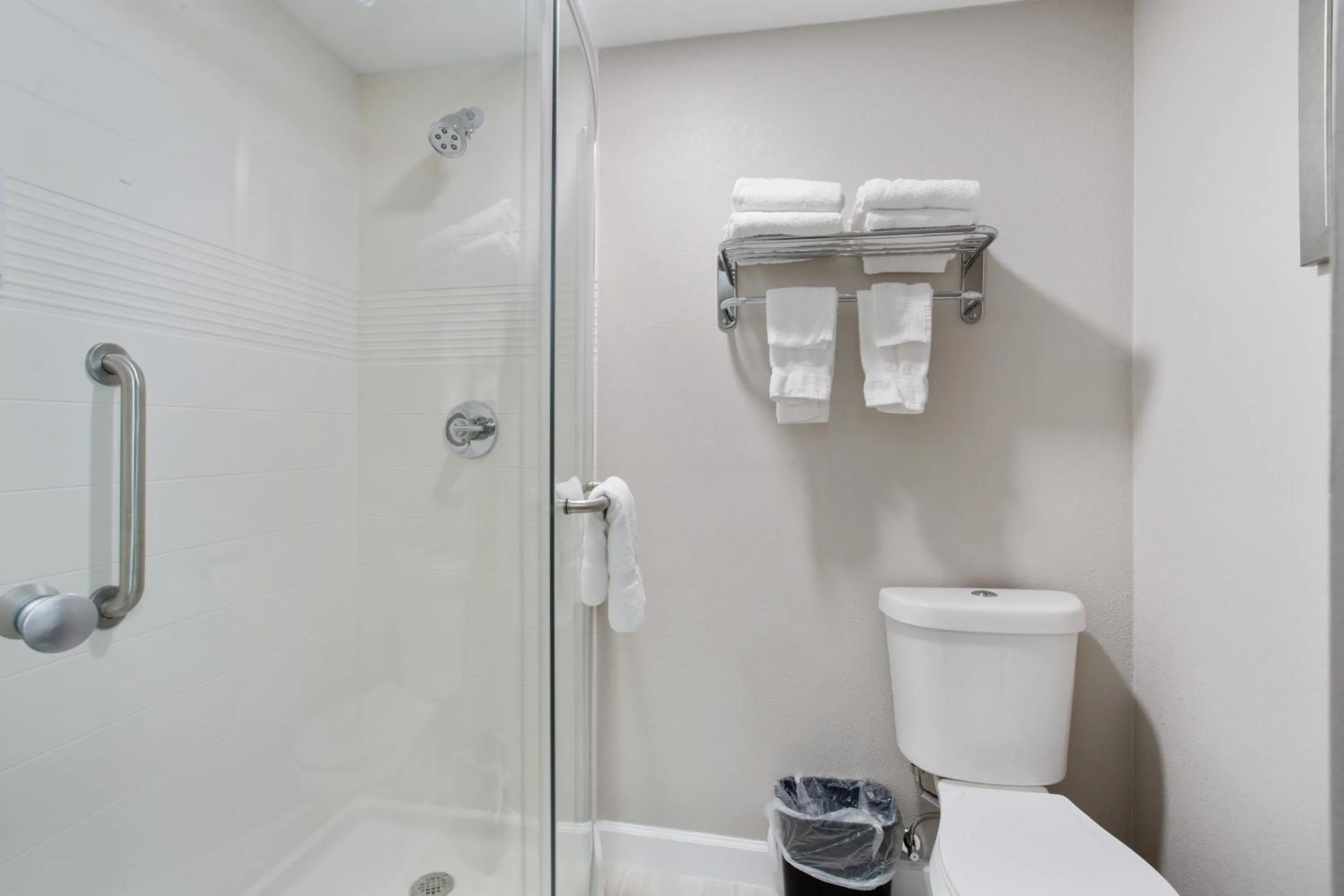 Bathroom in Orangewood Inn & Suites Kansas City Airport