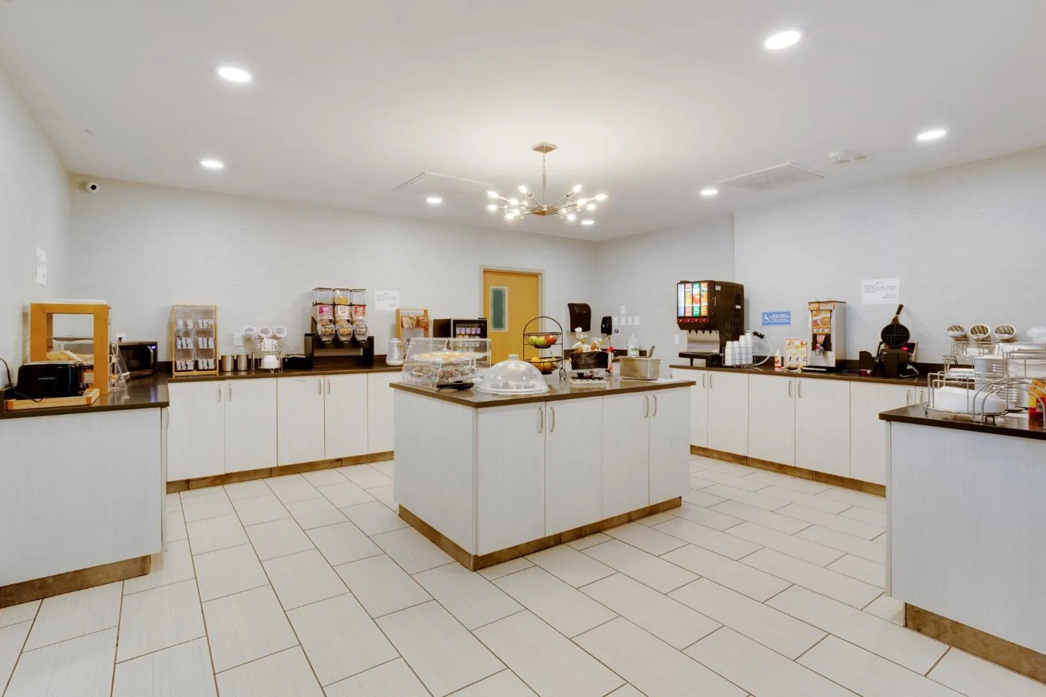 Breakfast in Orangewood Inn & Suites Kansas City Airport