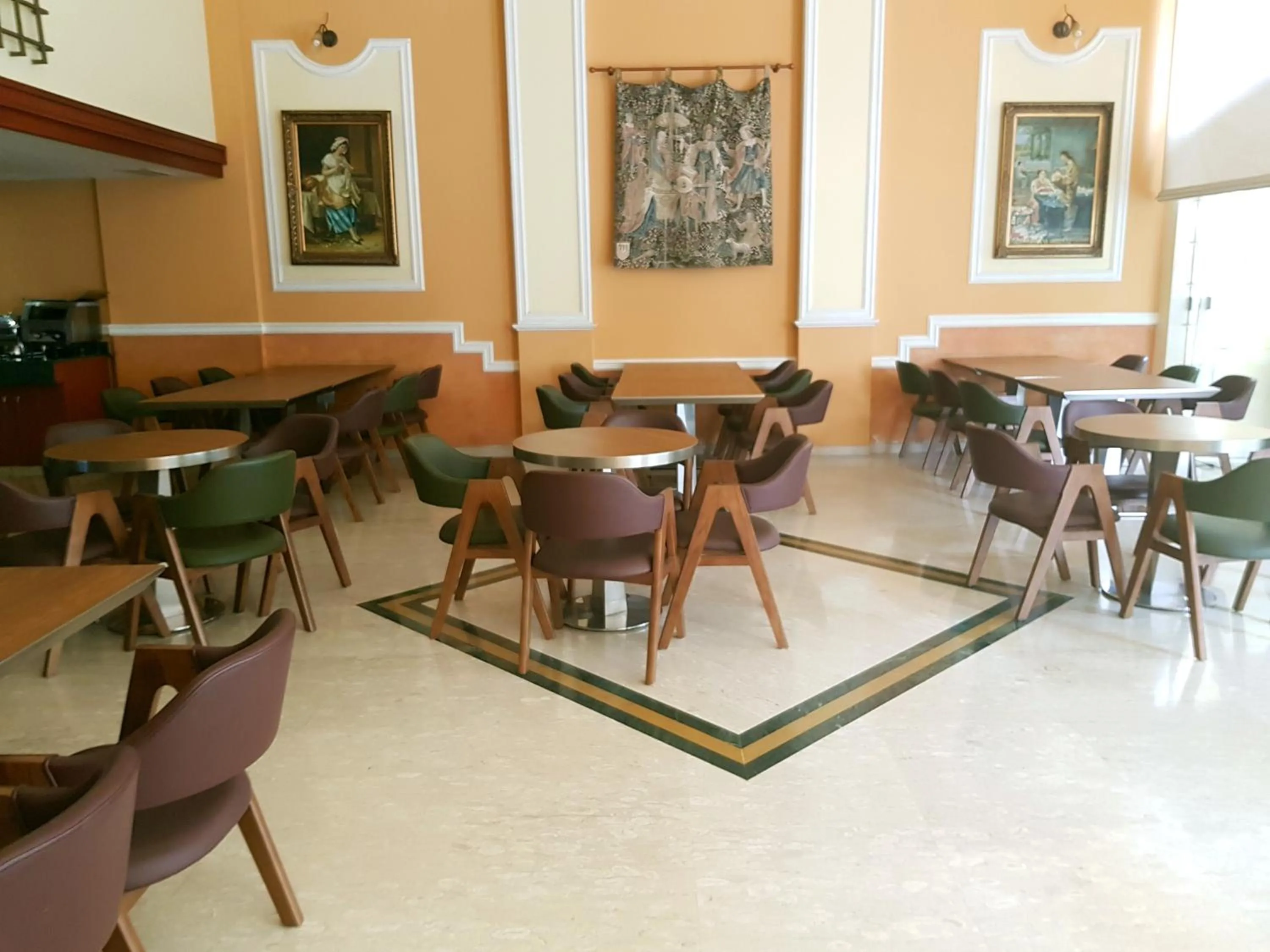 Restaurant/places to eat in Madisson Hotel