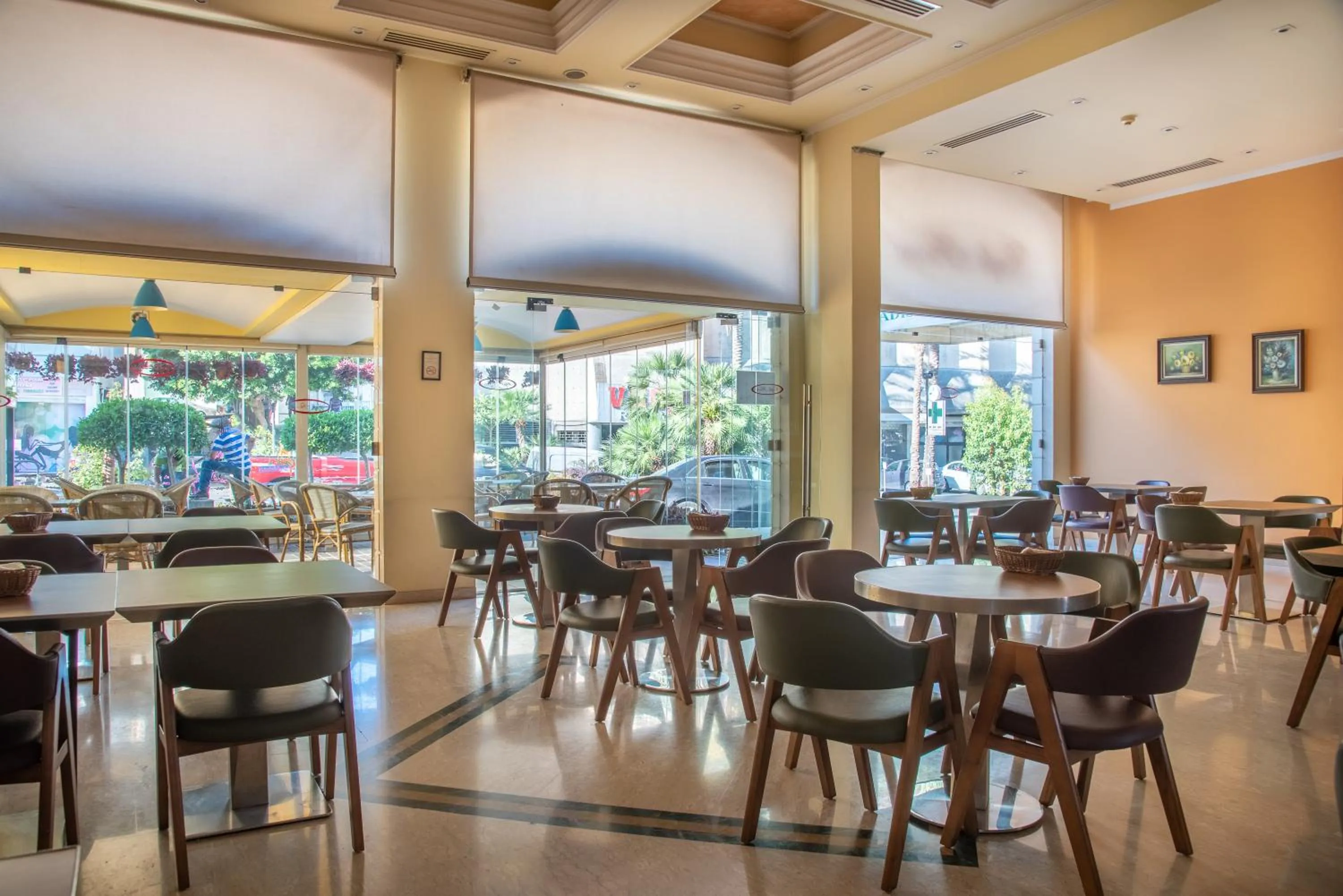 Restaurant/places to eat in Madisson Hotel