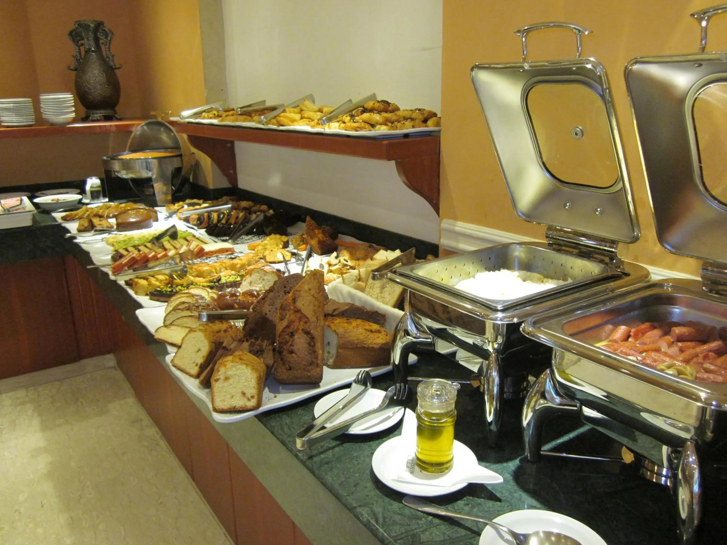 Restaurant/places to eat in Madisson Hotel