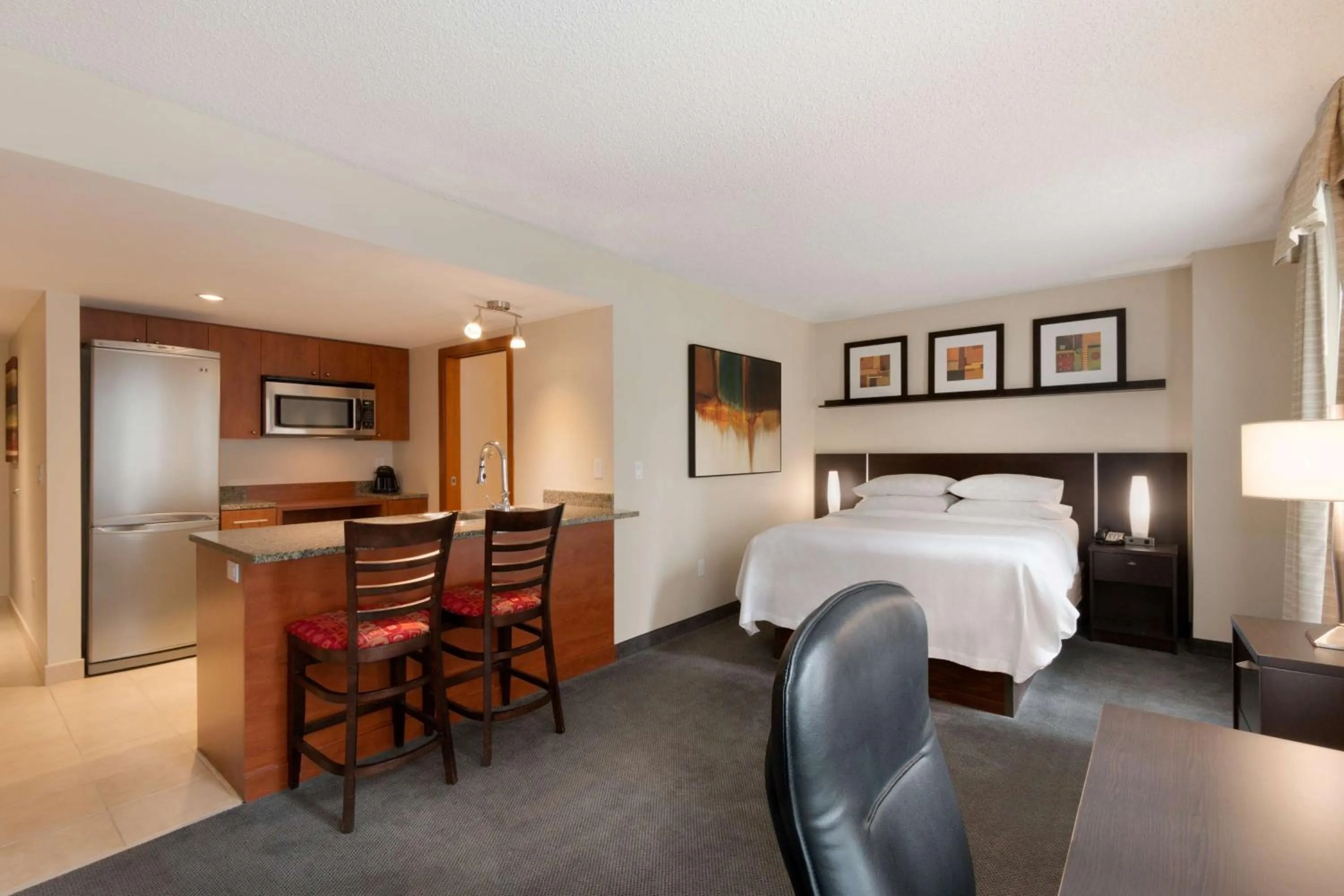 Bedroom, Bed in Embassy Suites by Hilton - Montreal