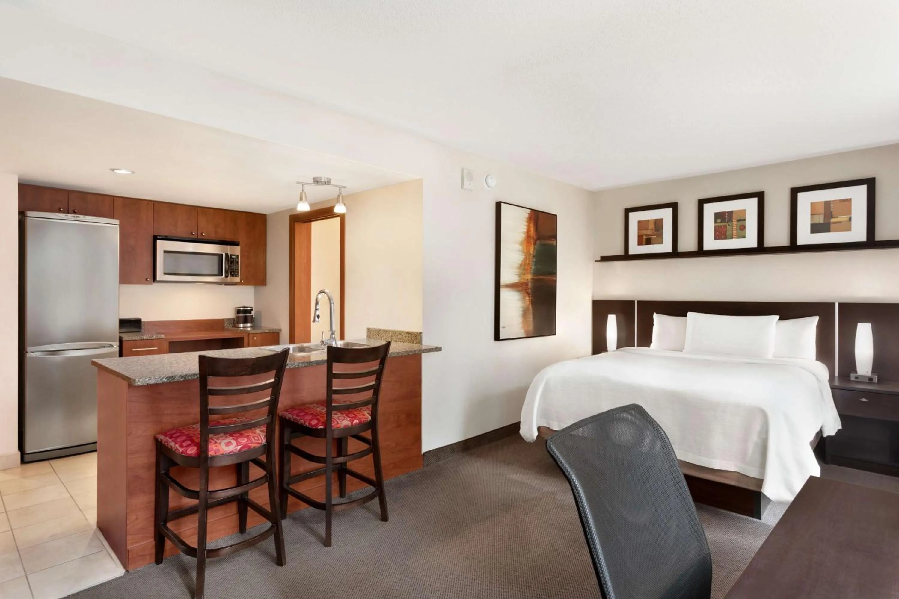 Kitchen or kitchenette, Bed in Embassy Suites by Hilton - Montreal