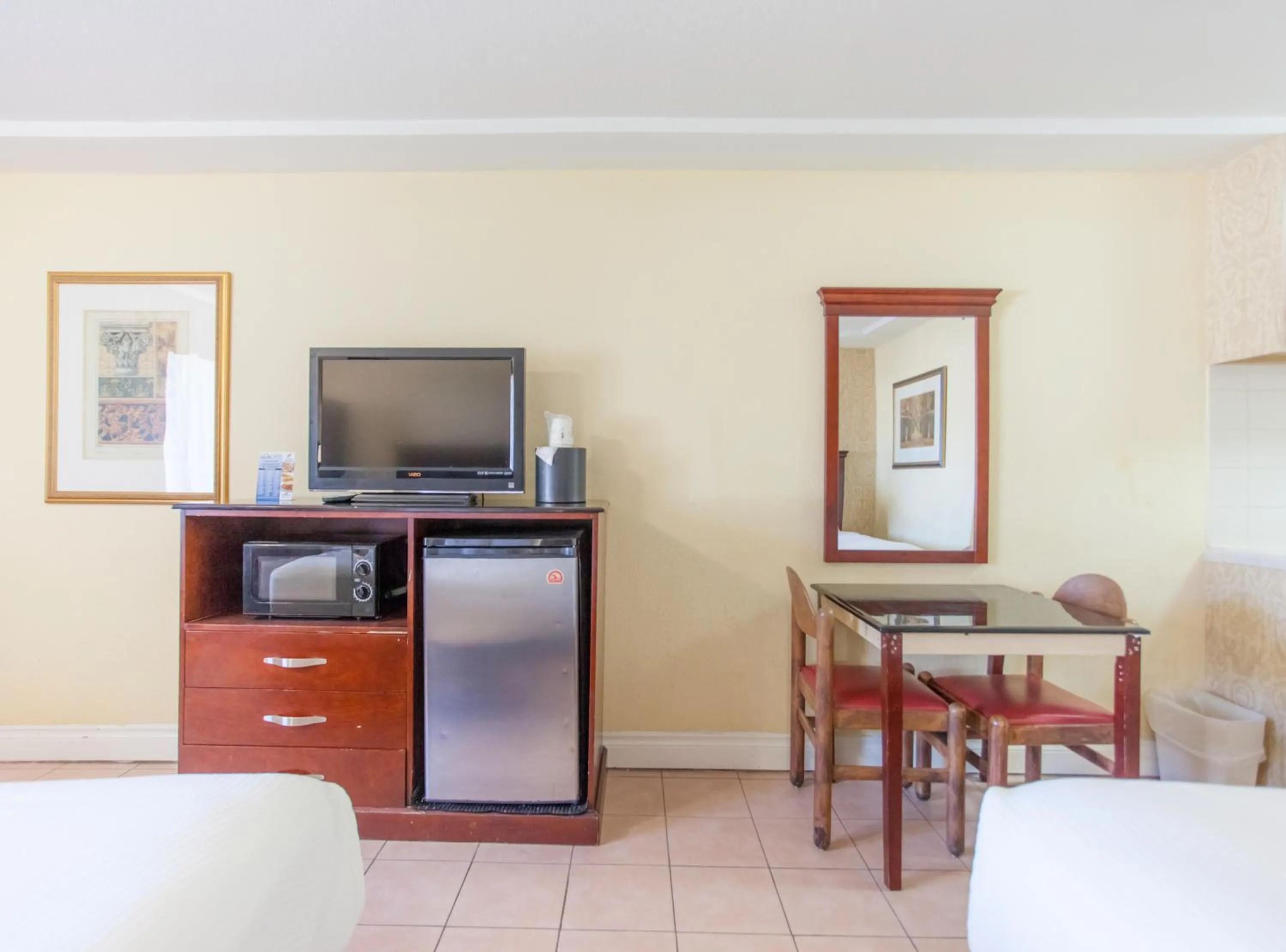 Living room in Days Inn by Wyndham Shenandoah