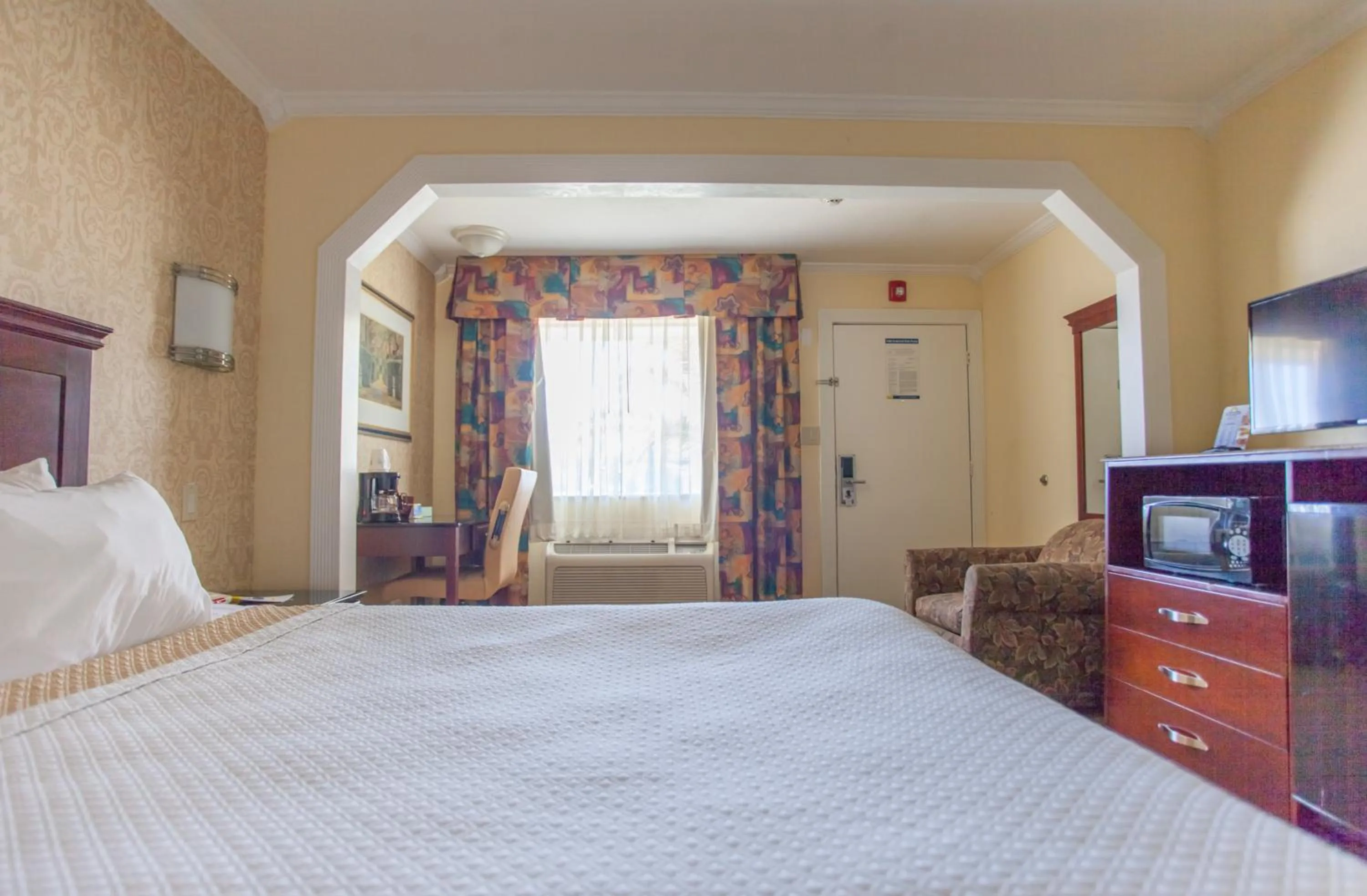 Photo of the whole room, Bed in Days Inn by Wyndham Shenandoah
