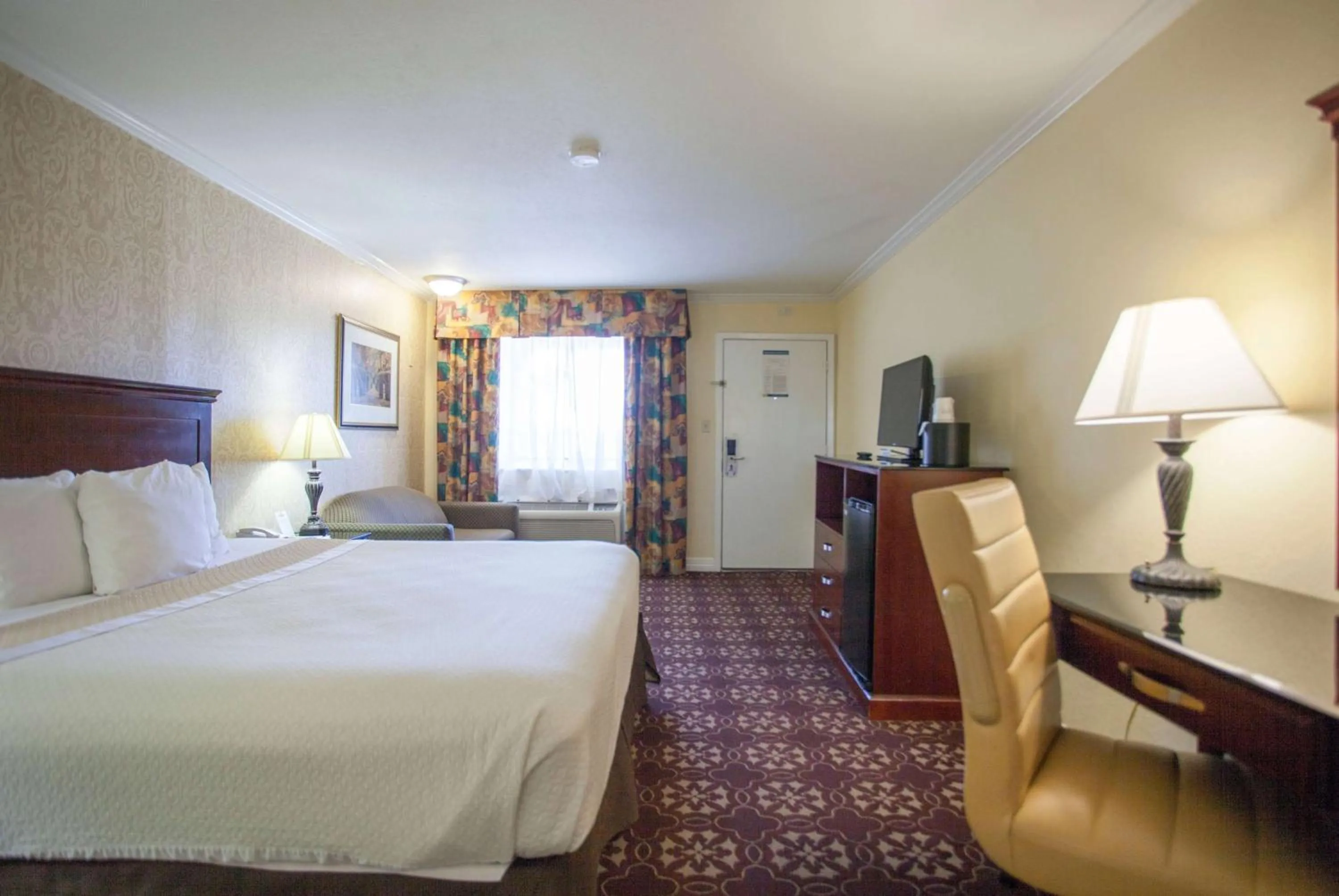 Photo of the whole room, Bed in Days Inn by Wyndham Shenandoah