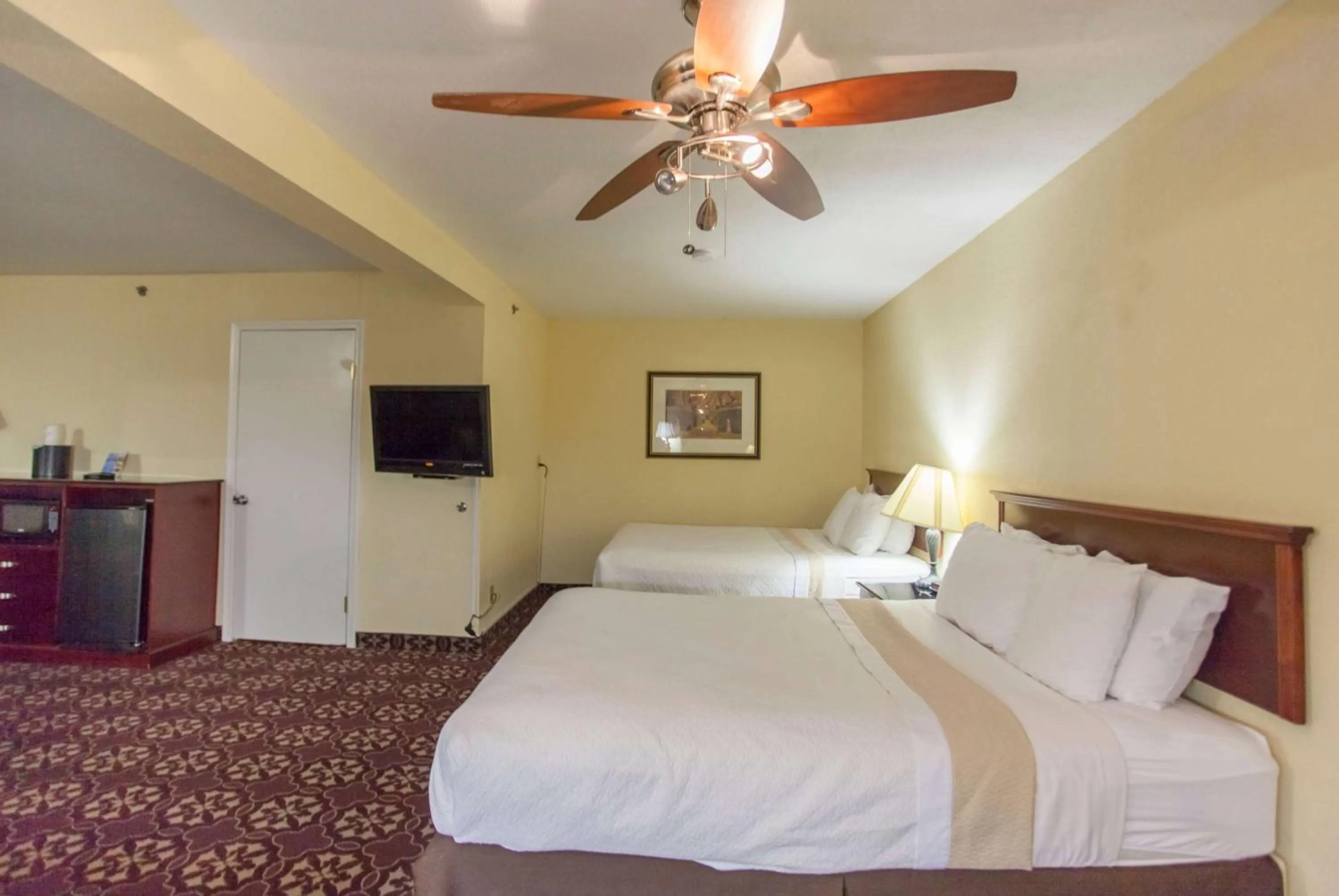 Photo of the whole room, Bed in Days Inn by Wyndham Shenandoah
